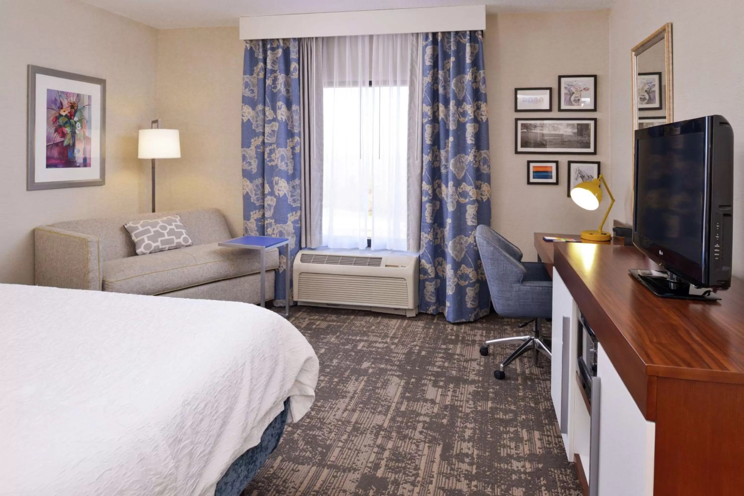 Bedroom, Bed in Hampton Inn & Suites Wilmington