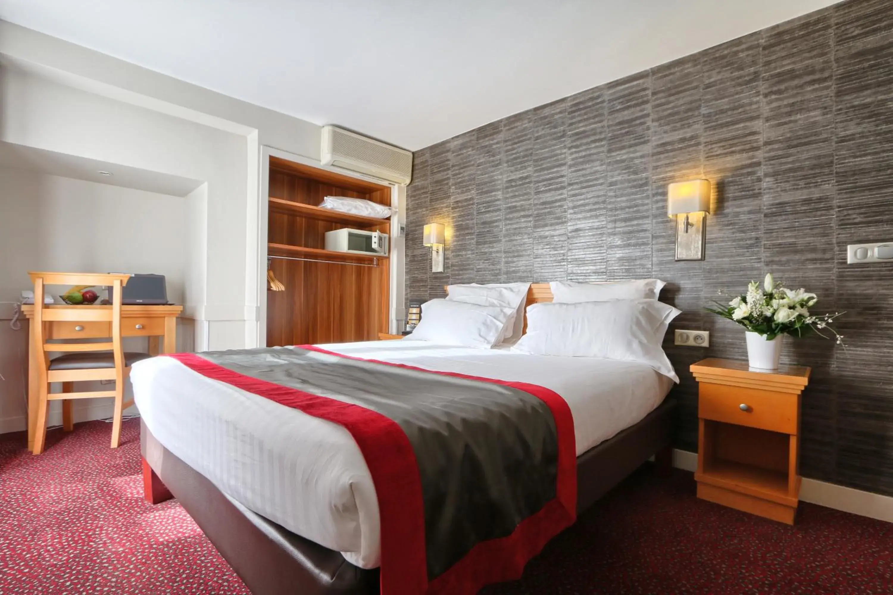 Comfort Double Room - single occupancy in Hôtel Mondial Comfort Double Room - single occupancy in Hôtel Mondial