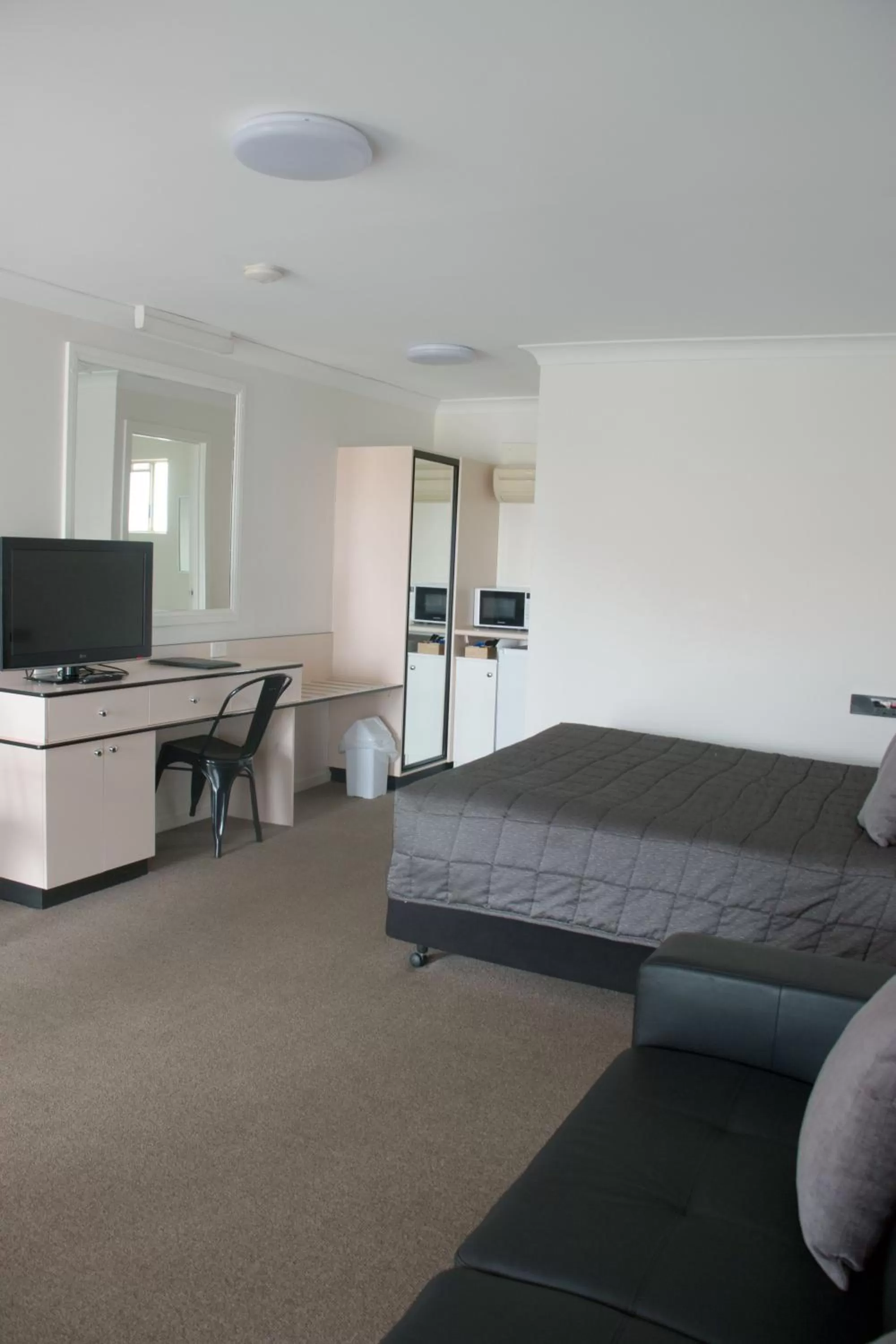 TV and multimedia in Highway Inn Motel