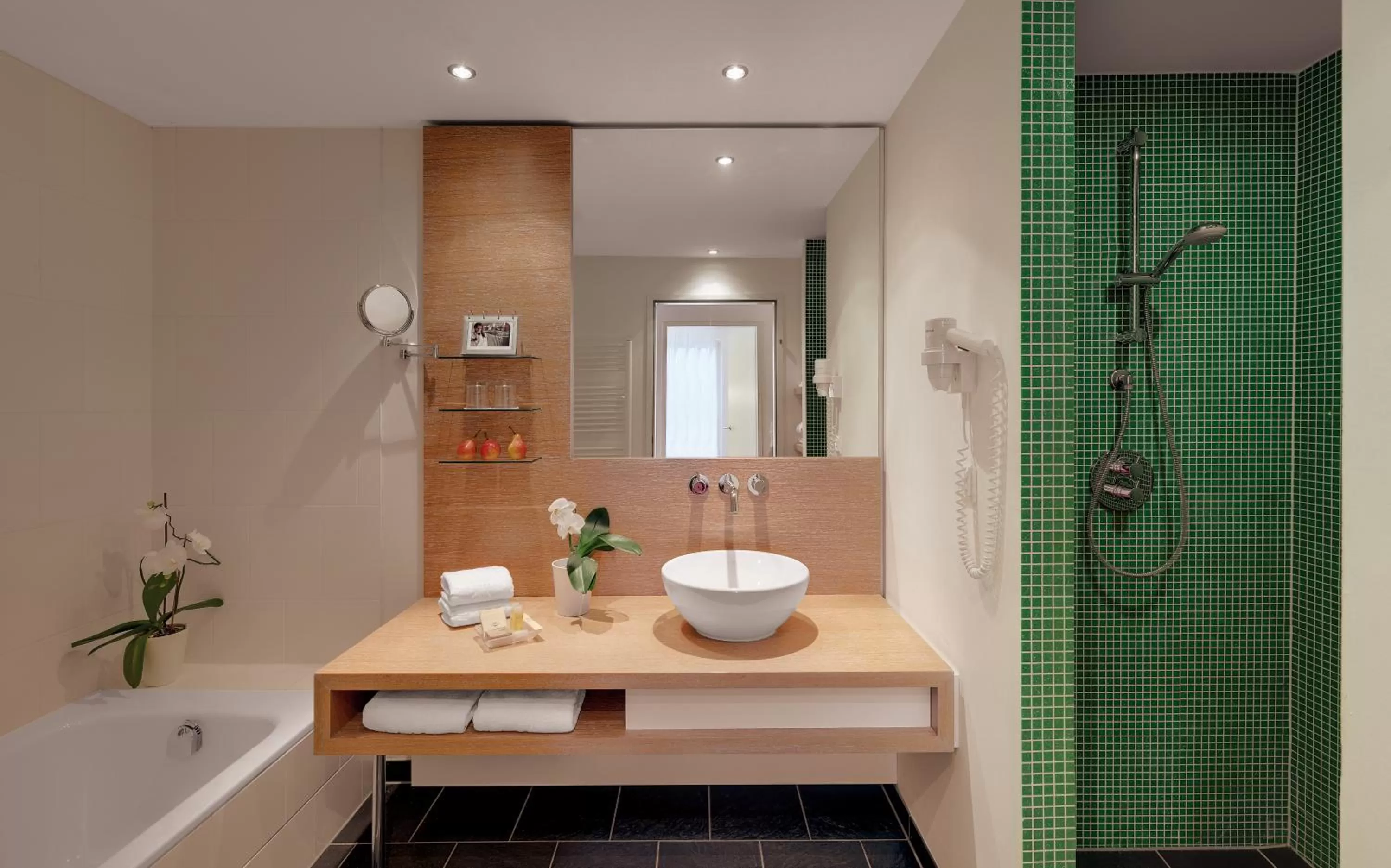 Shower, Bathroom in Das Schloss an der Eisenstrasse