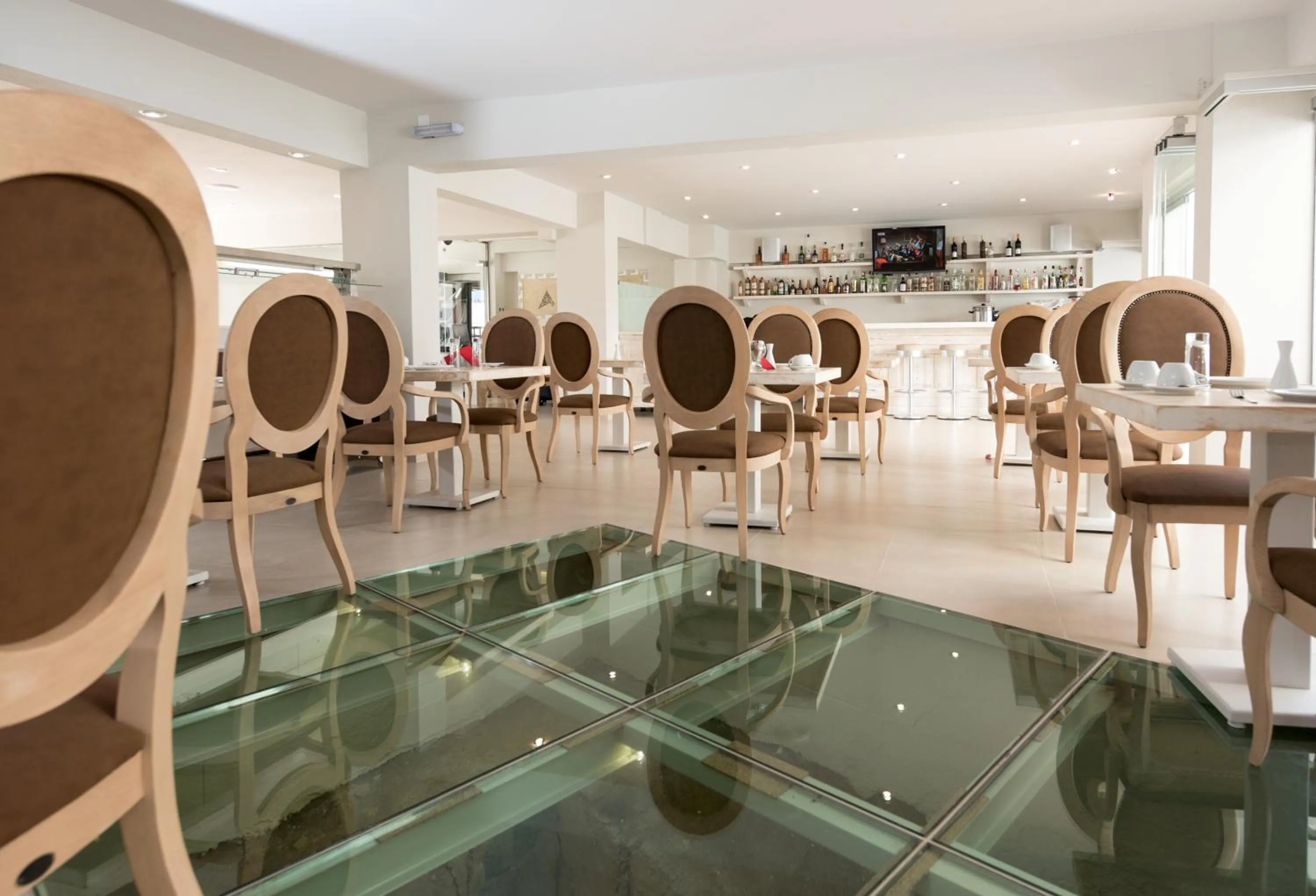 Restaurant/places to eat in Artemis Hotel Apartments