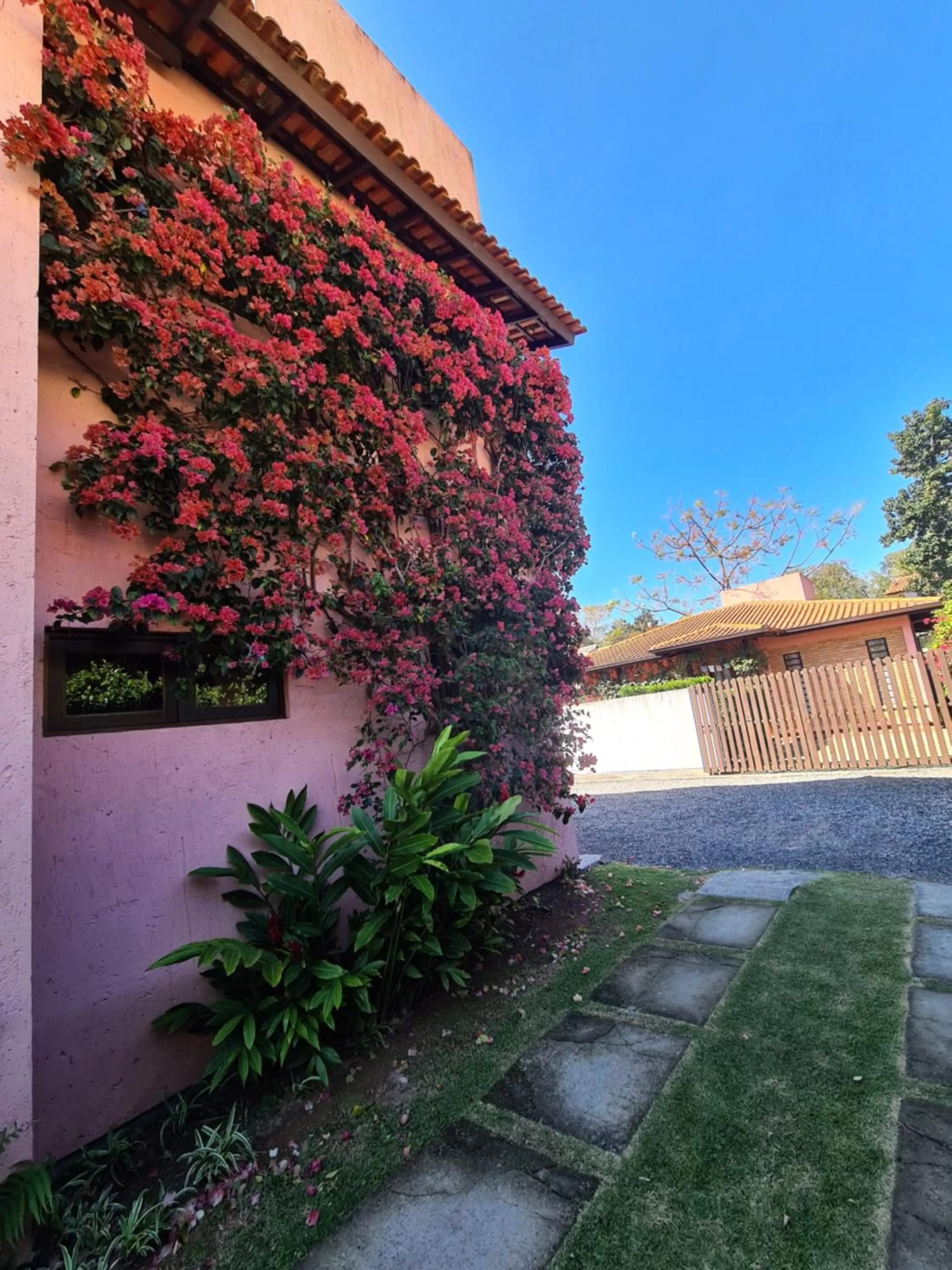 Garden, Swimming Pool in Pousada Vila Rosada