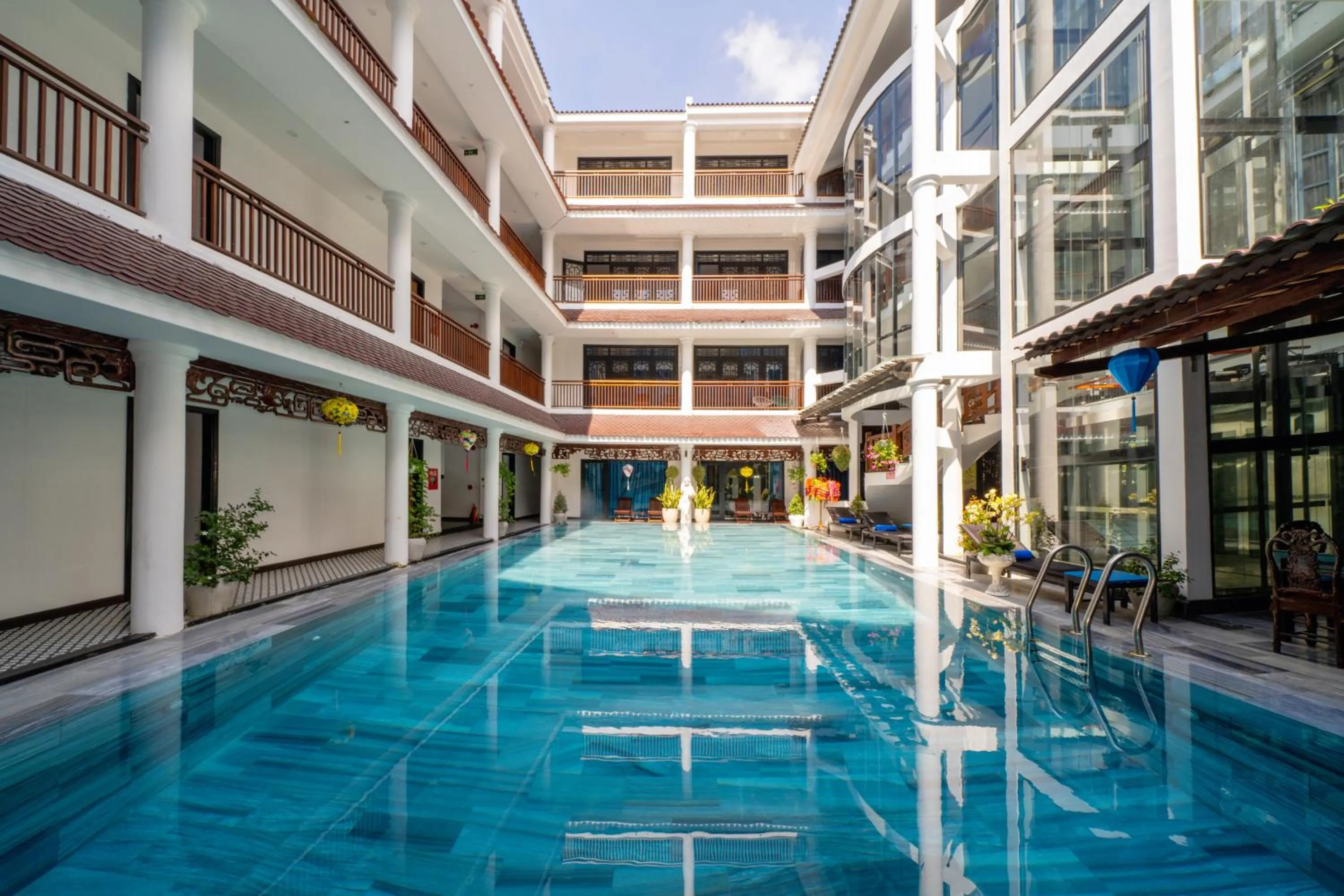 Swimming pool in Thanh Binh Central Hotel