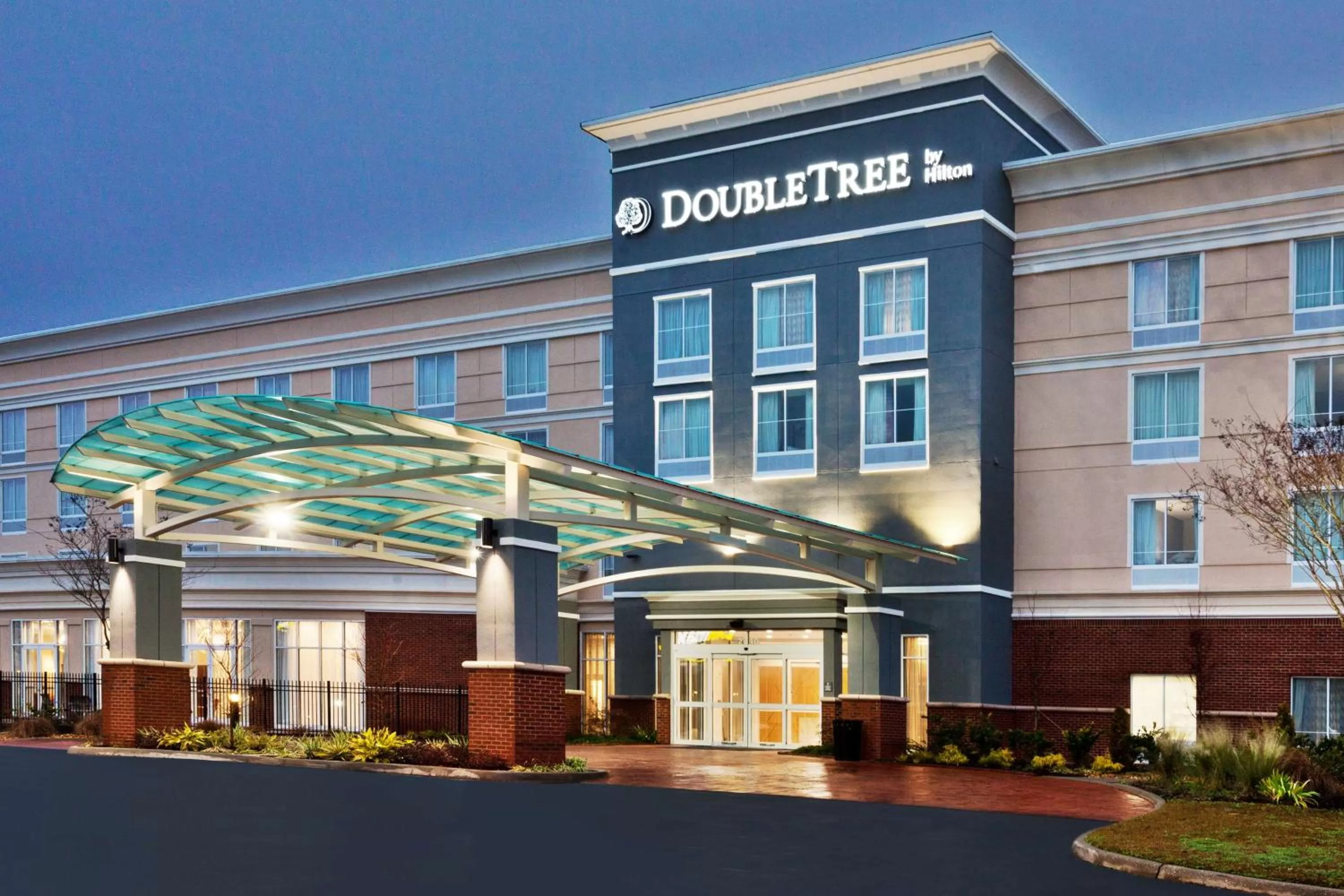 Property building in Doubletree By Hilton Dothan, Al
