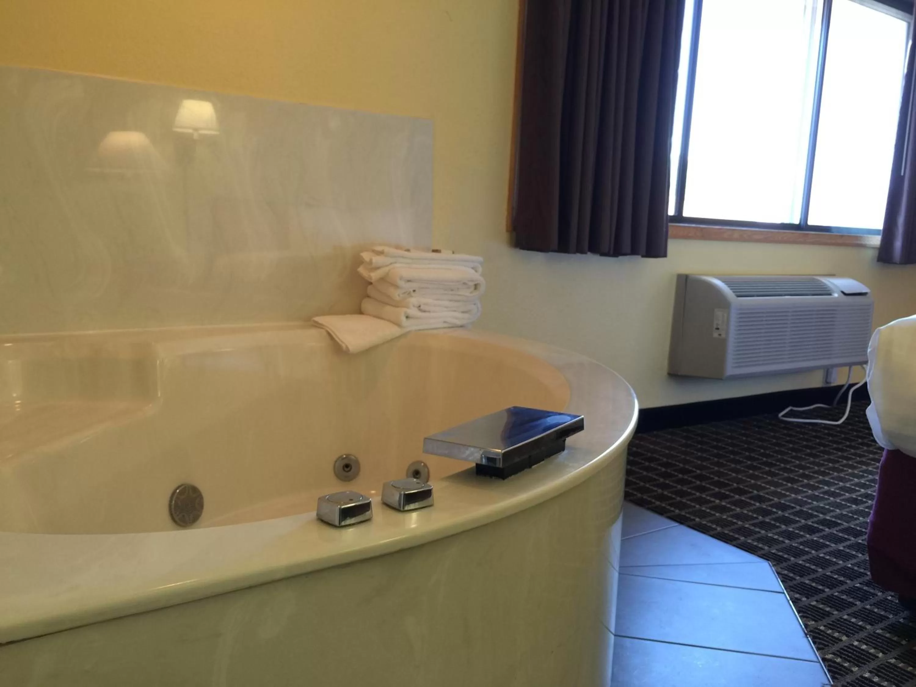 Hot Tub in Quality Inn & Suites Harrington - Milford