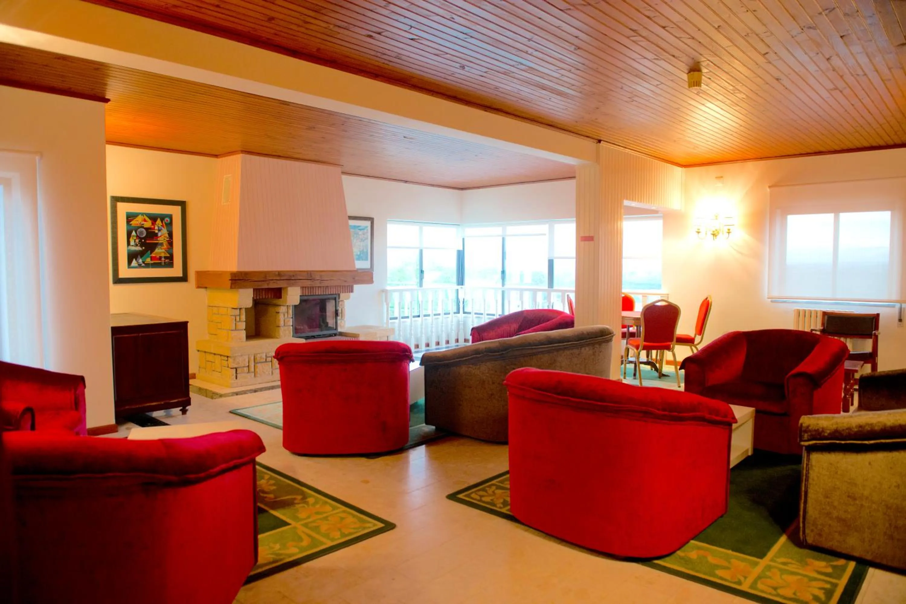 Communal lounge/ TV room in Hotel Eurosol Seia Camelo