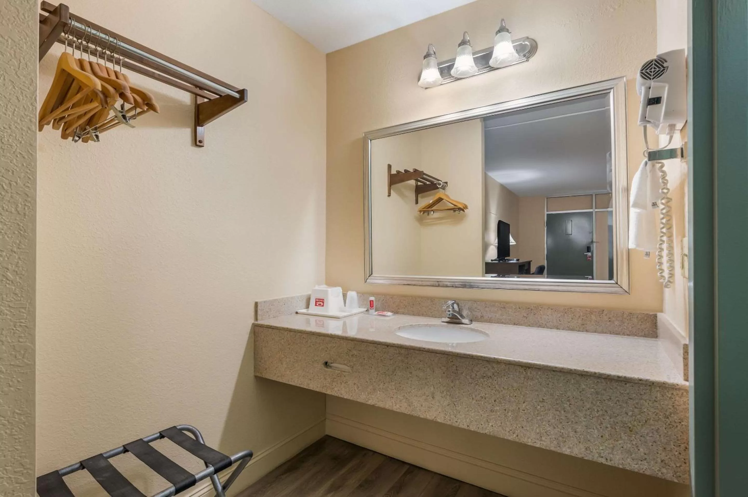 Bathroom in Econo Lodge Cullman South