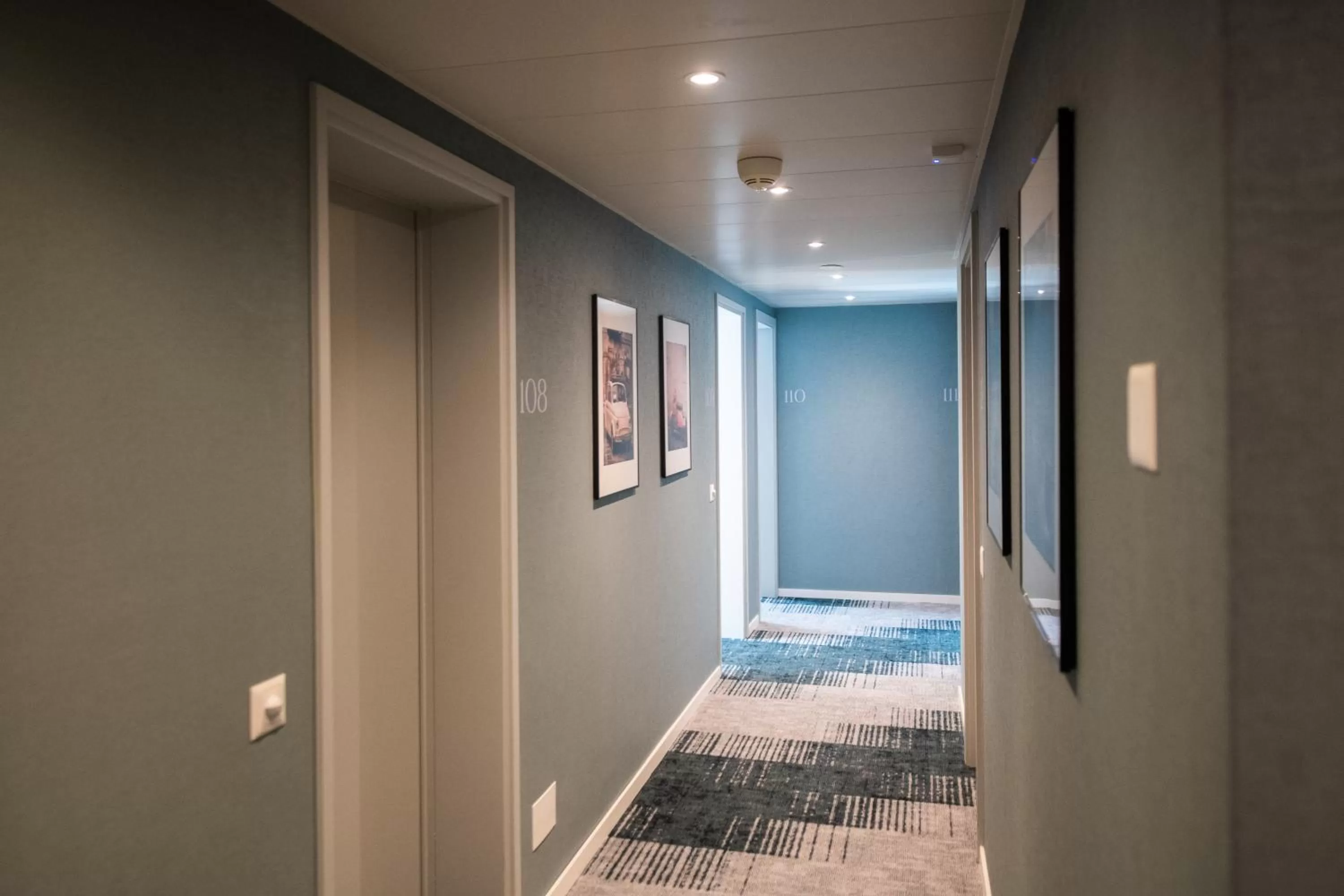 hair dresser in Ascona Lodge, Pool & Garden Retreat