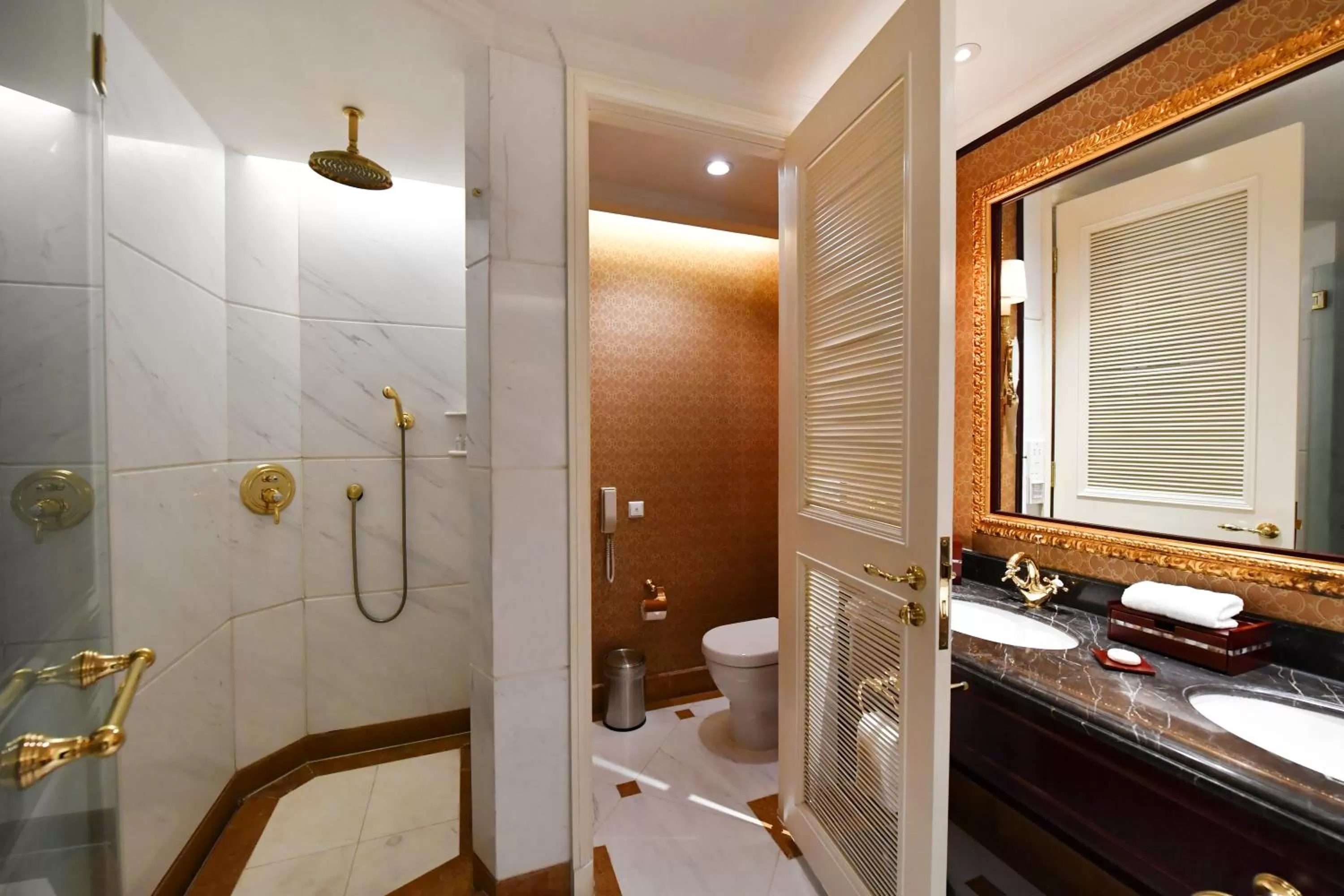 Bathroom in Grand Central Hotel Shanghai - Nanjing Road