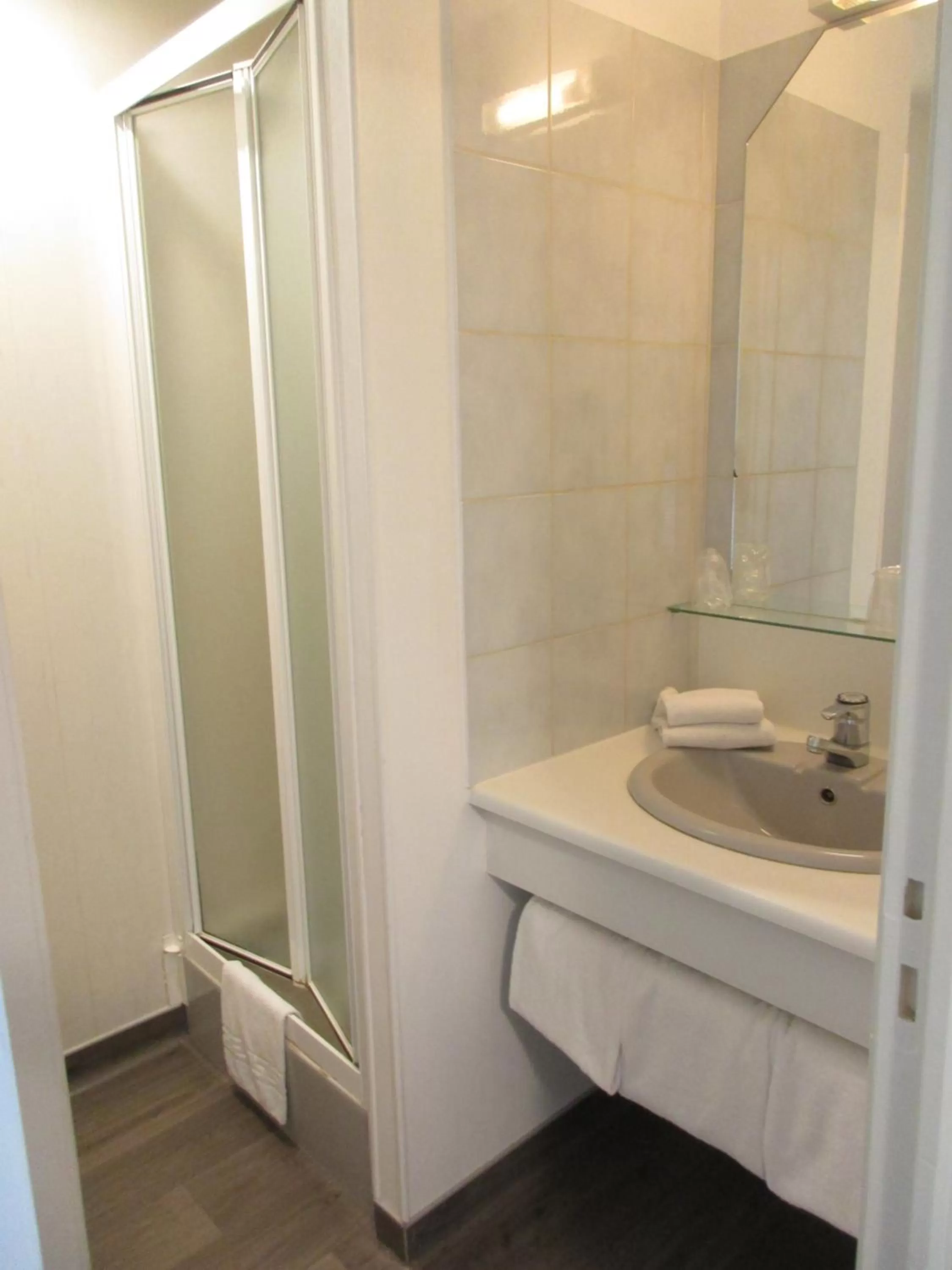 Shower in CIT'HÔTEL LE DAV Clermont-Ferrand Centre