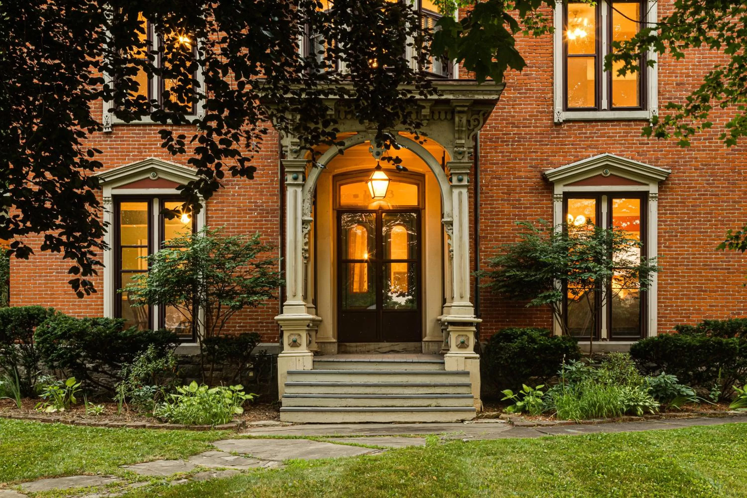 Facade/entrance in Rosemont Inn