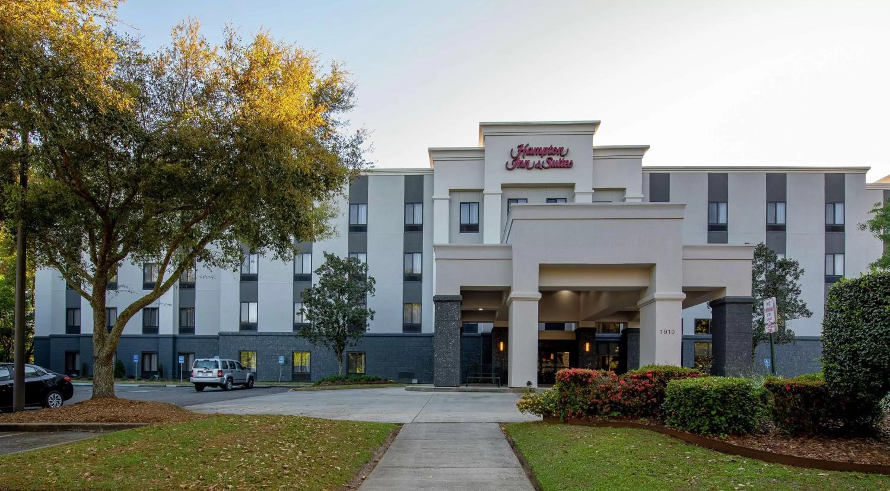 Property building in Hampton Inn and Suites Lafayette