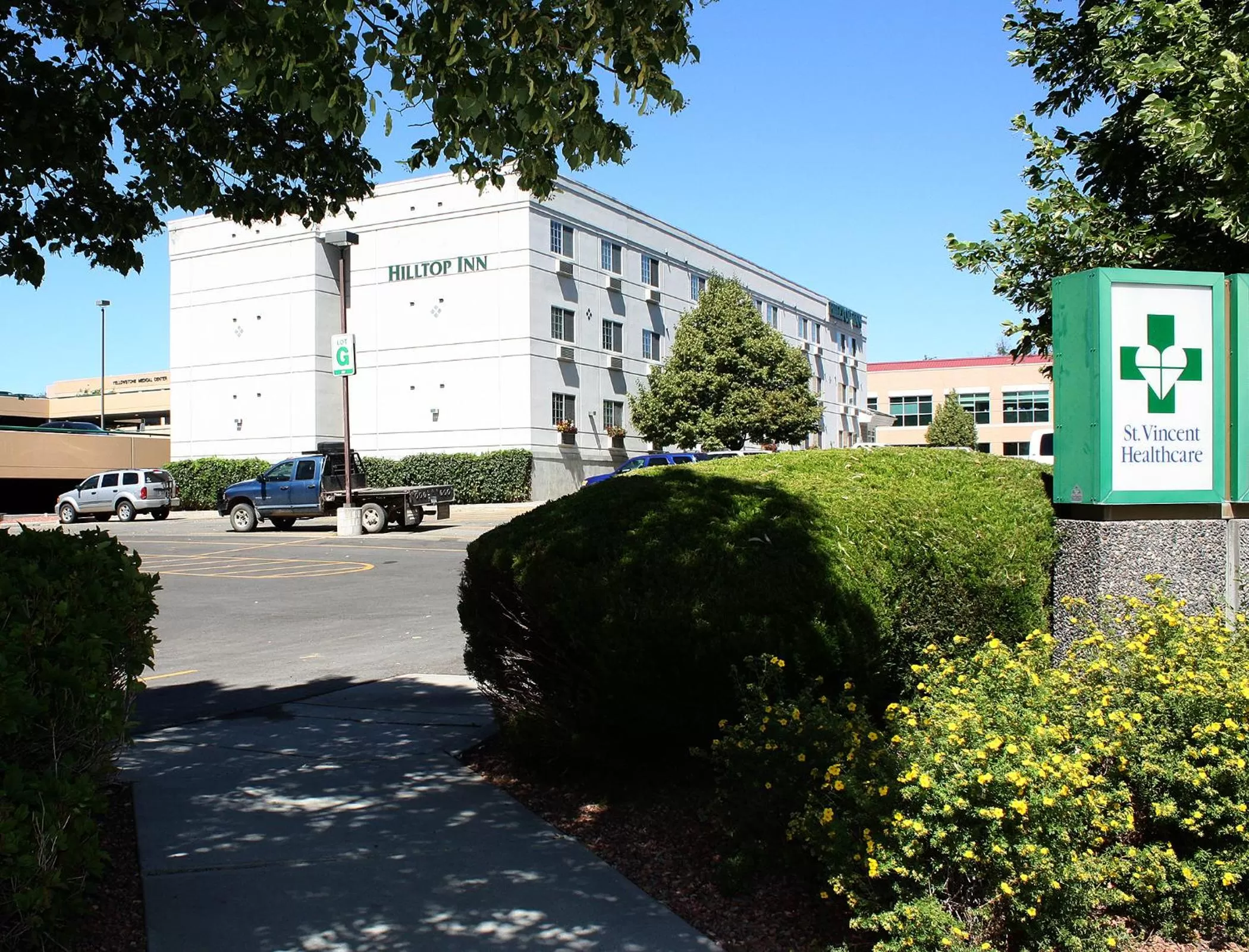 Facade/entrance in Hilltop Inn by Riversage
