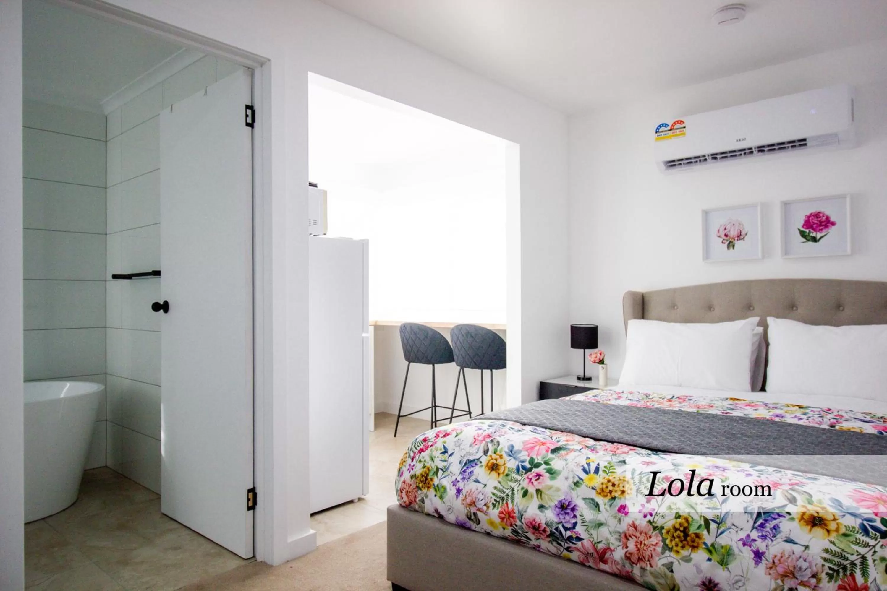 Photo of the whole room, Bed in The Dragonfly Inn