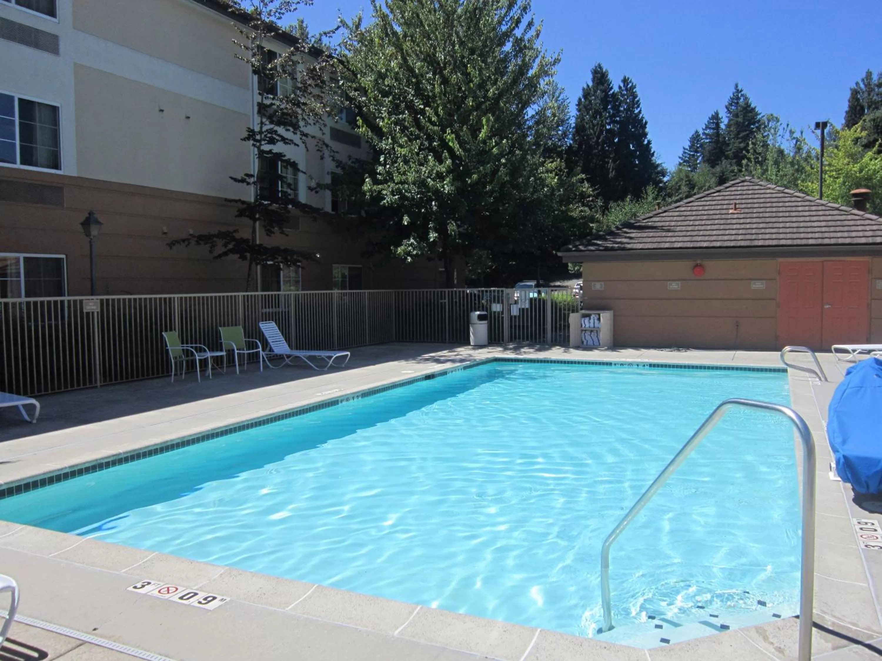 Swimming pool in Extended Stay America Suites - Seattle - Bothell - Canyon Park