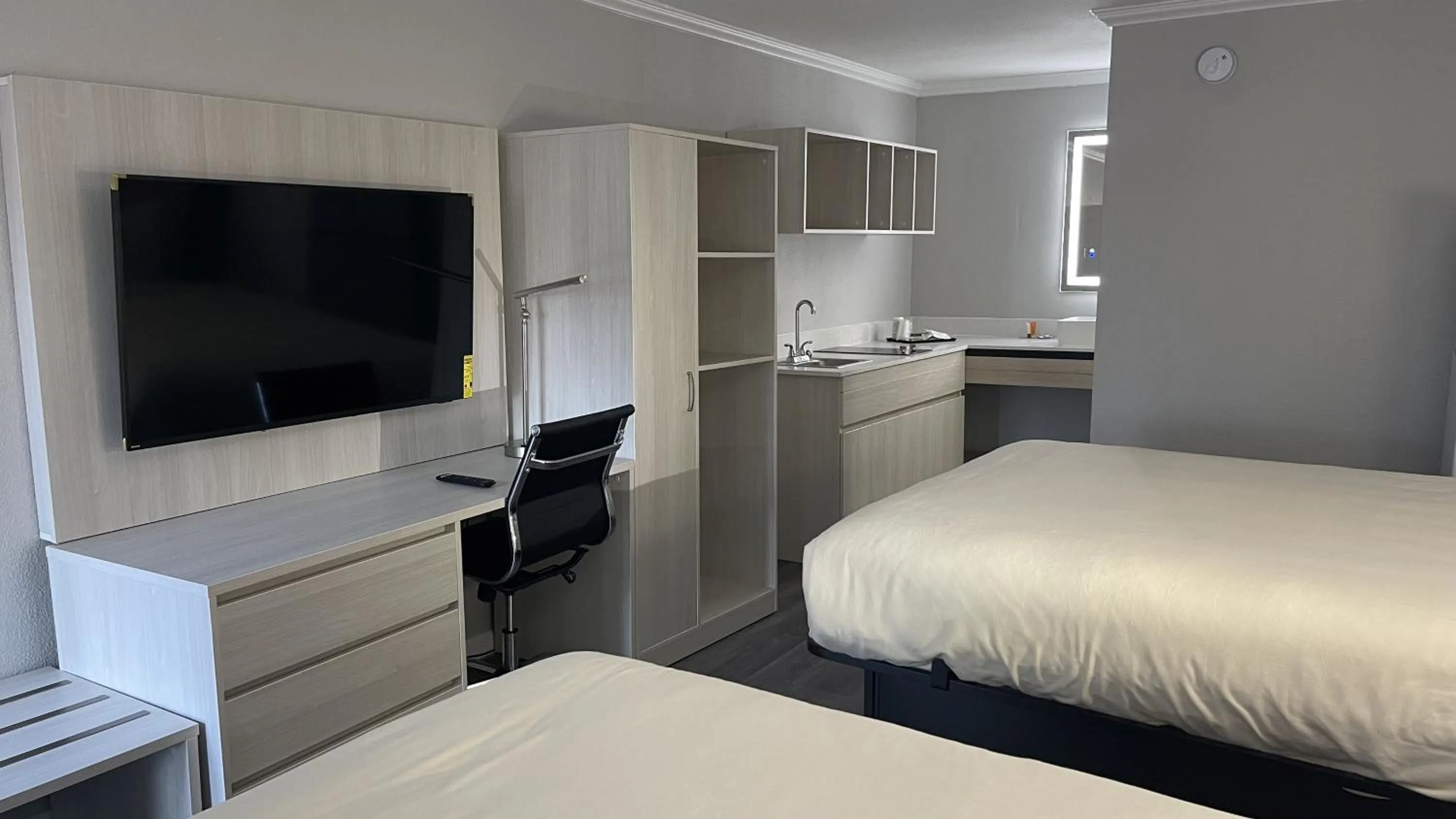 TV and multimedia, Bed in MainStay Suites Florence - Darlington
