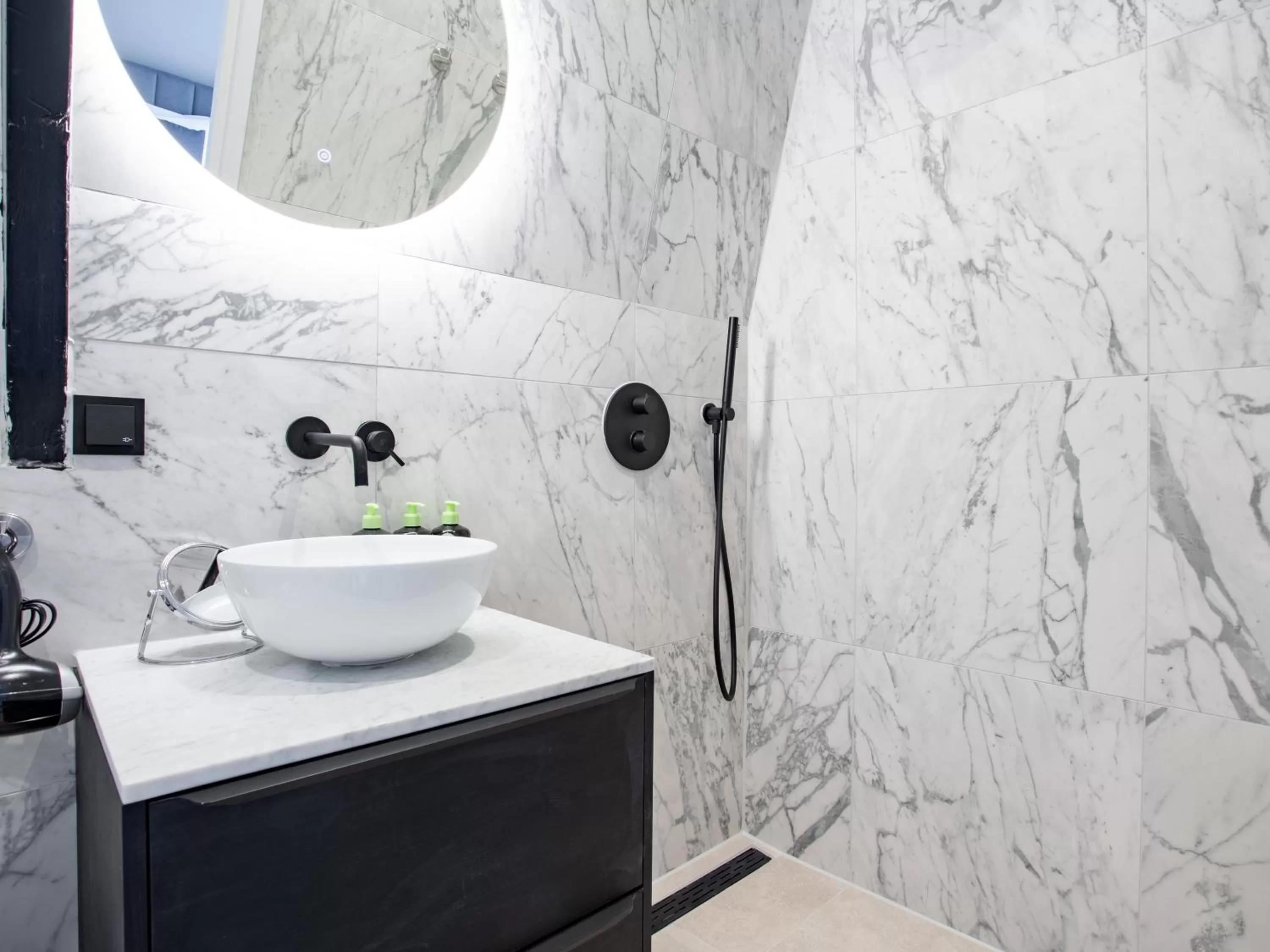 Shower in City Rooms Amsterdam Hemonystraat - Digital access