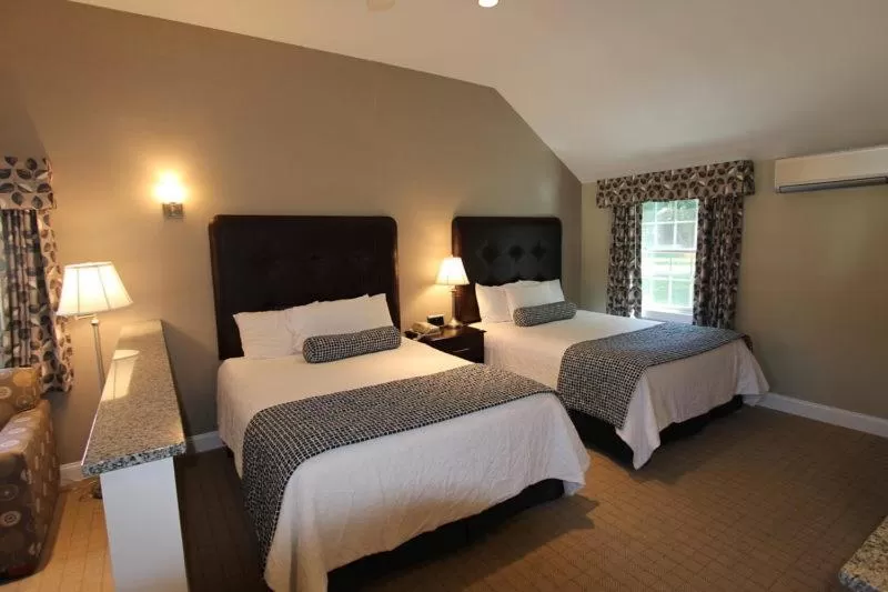 Bedroom, Bed in New England Inn & Lodge