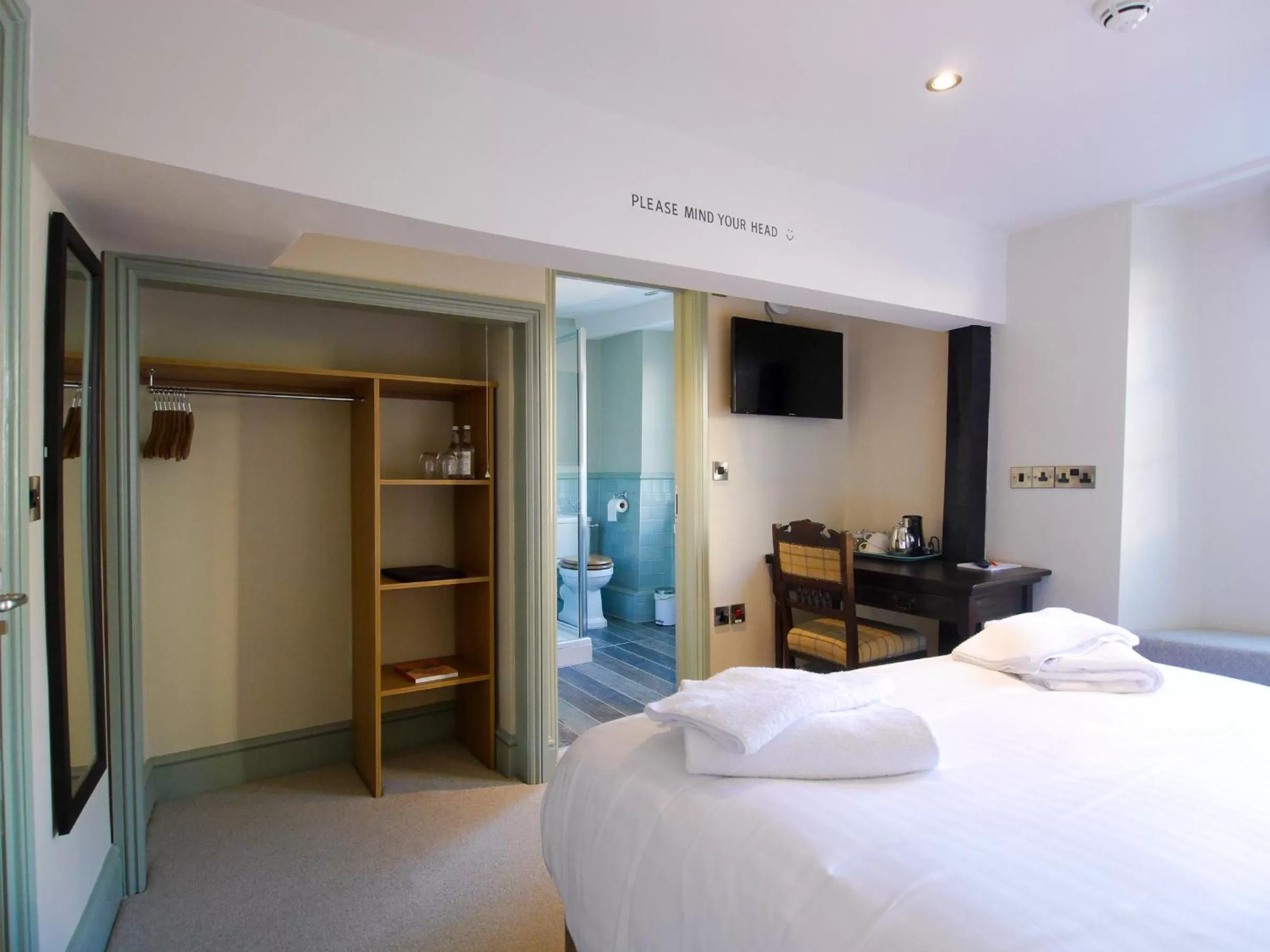 Photo of the whole room, Bed in The Fox