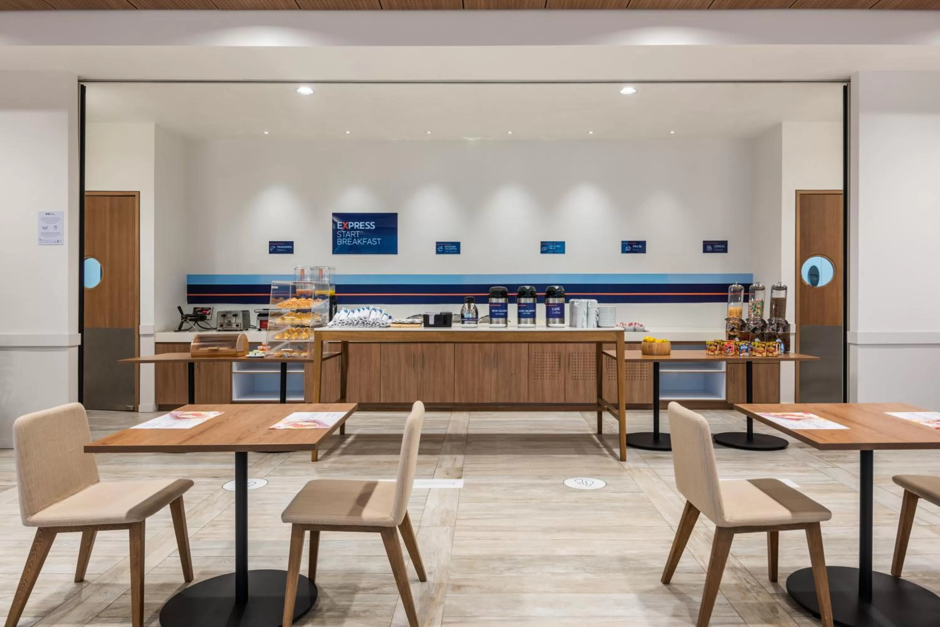 Restaurant/places to eat in Holiday Inn Express Cartagena Manga by IHG