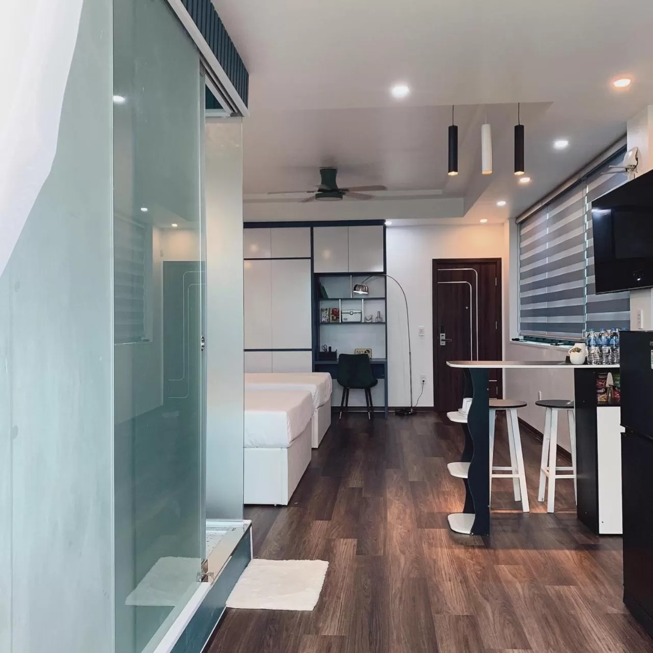 Dining area, Kitchen/Kitchenette in Mio Hotel