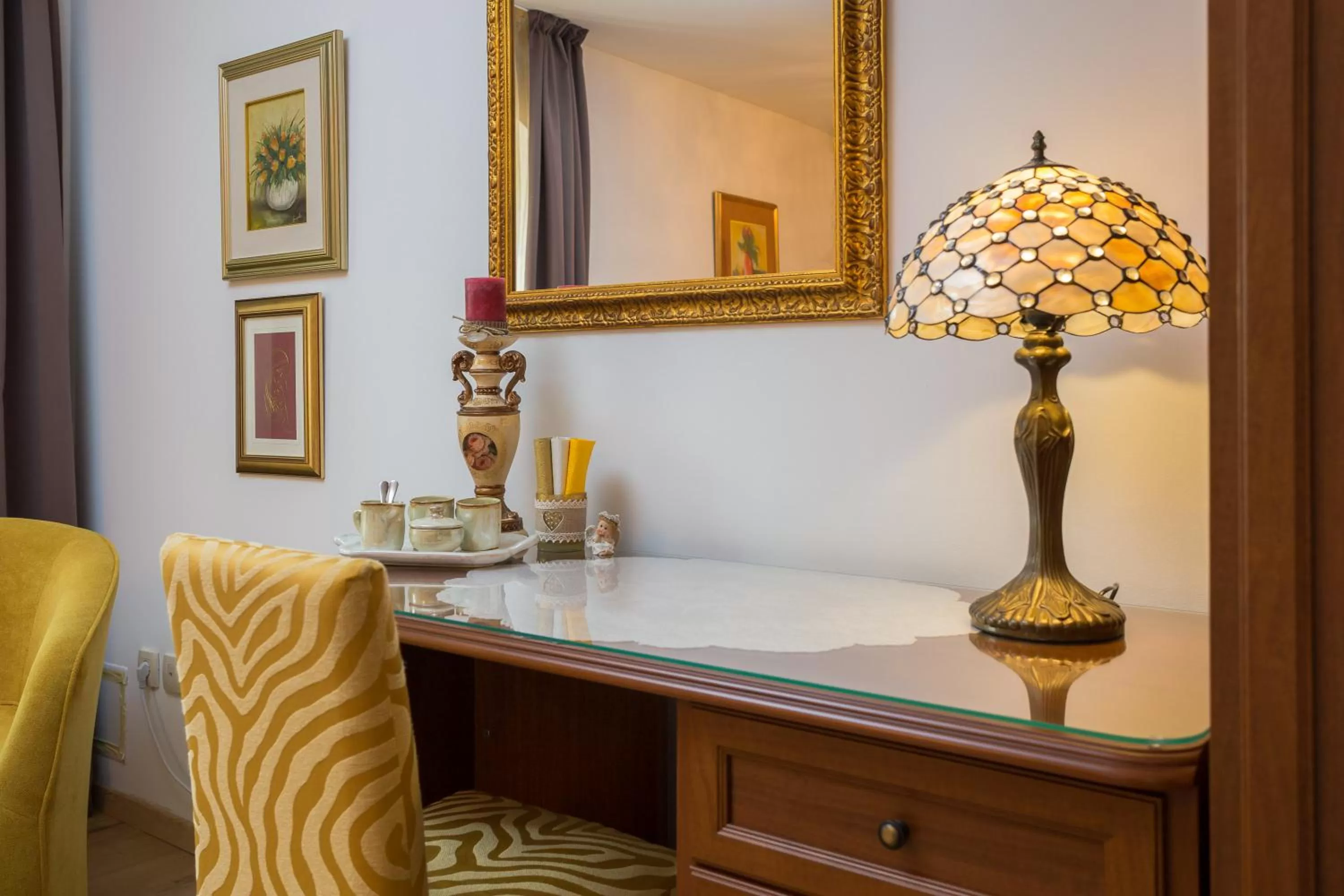 Decorative detail, Kitchen/Kitchenette in Romantic Luxury Rooms