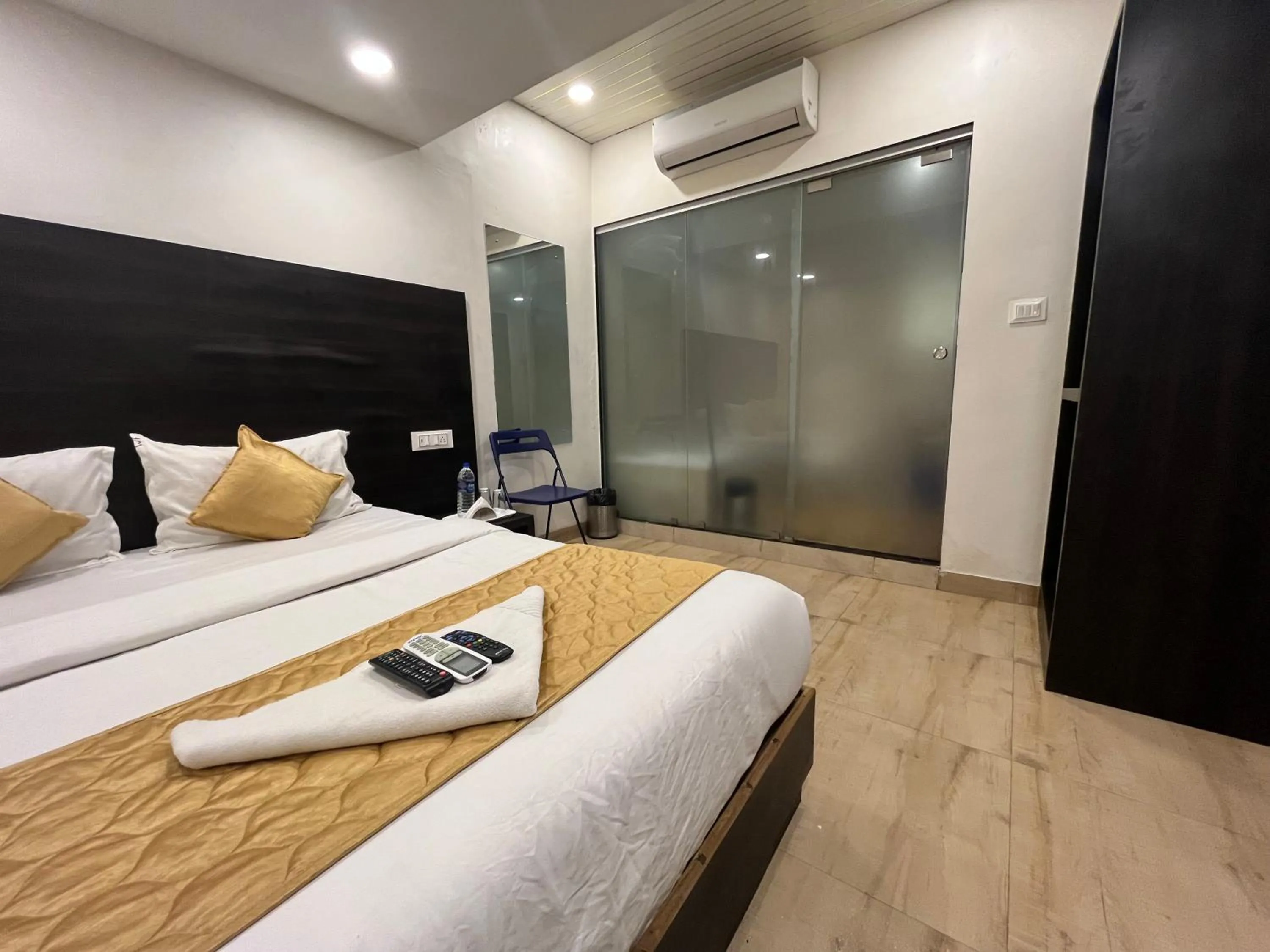 Bed in Wind Flower Regency - Near Kokilaben Hospital