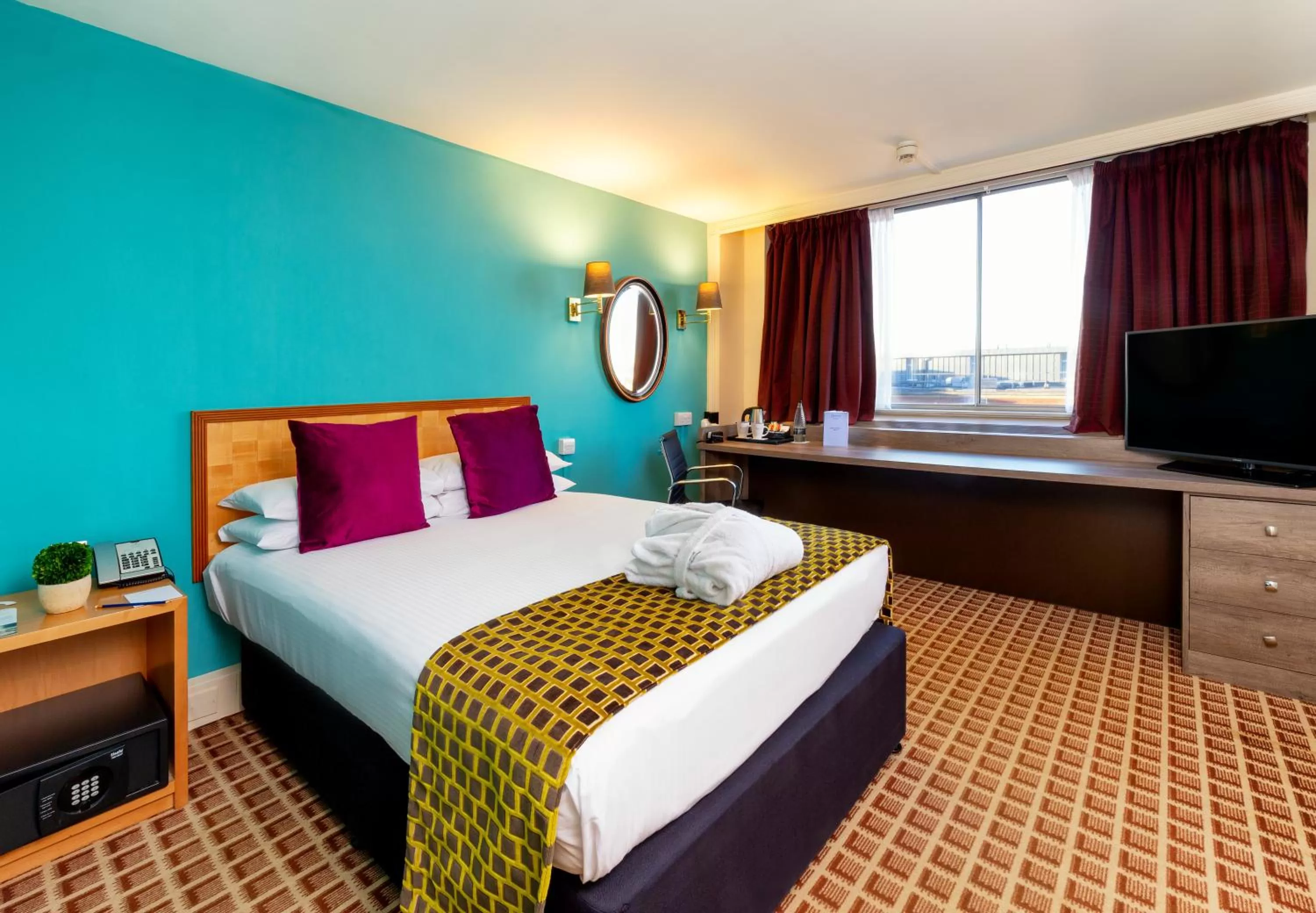 Bedroom, Bed in Copthorne Tara Hotel London Kensington