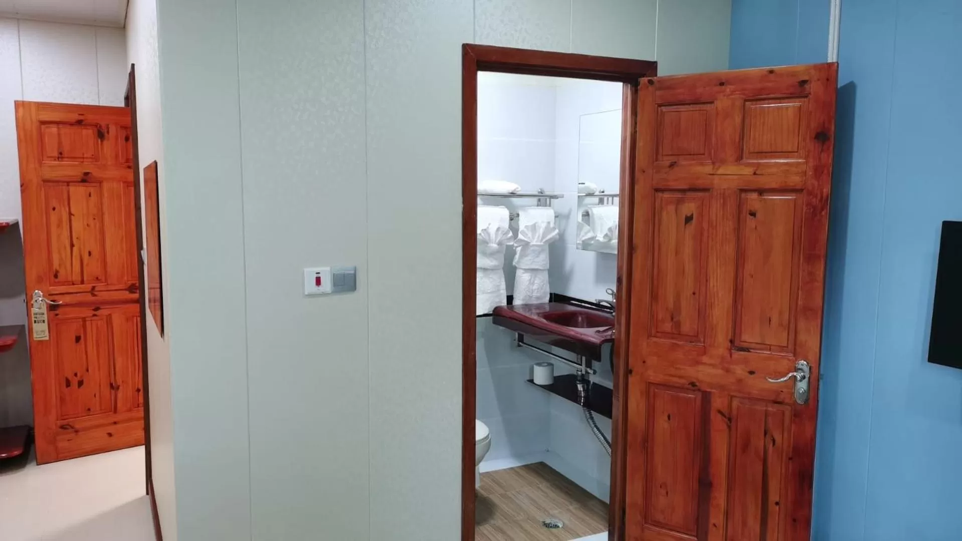 Bedroom, Bathroom in Riverside Hotel