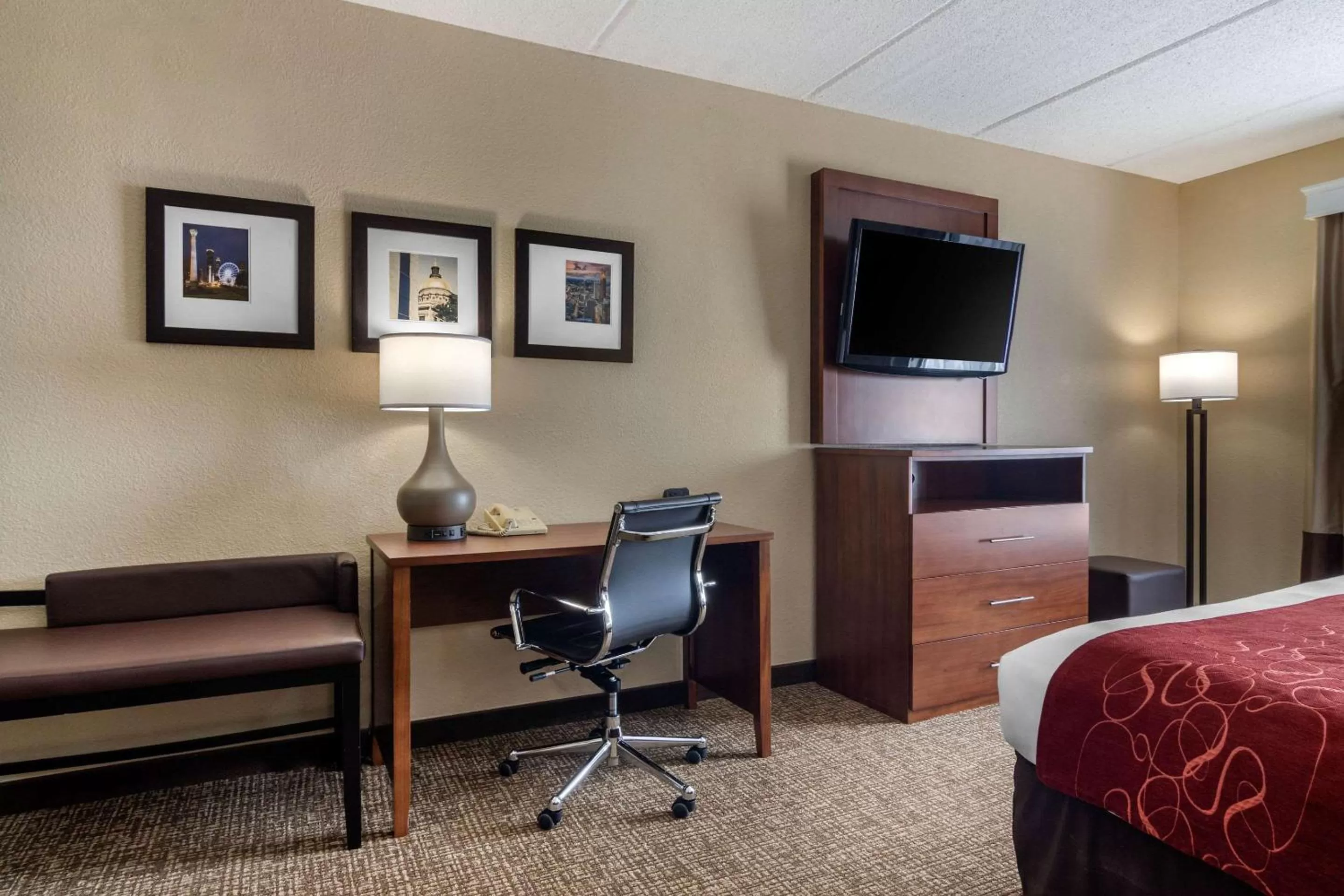 Photo of the whole room, Bed in Comfort Suites Woodstock - Atlanta North