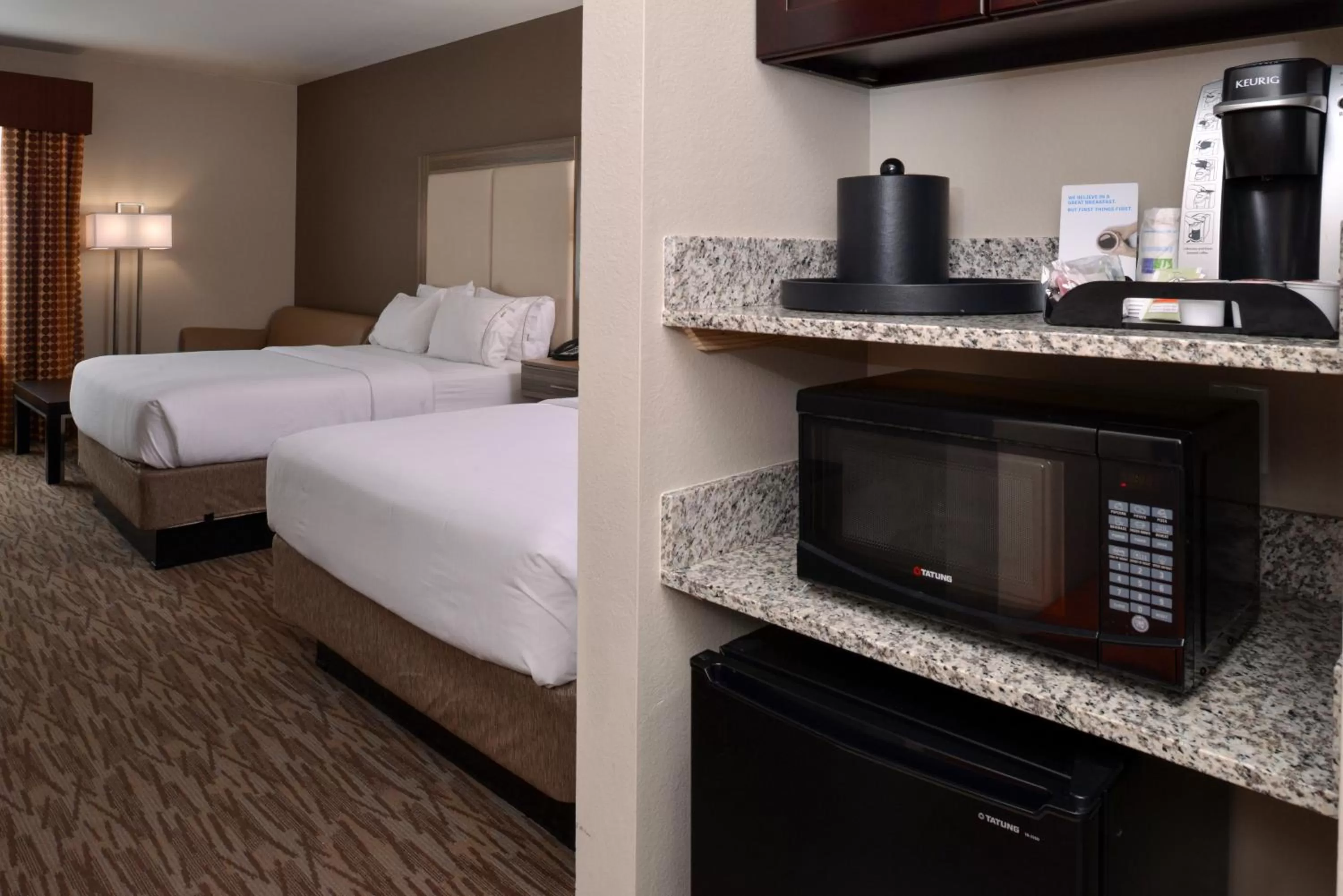 Photo of the whole room, Bed in Holiday Inn Express & Suites Williams by IHG