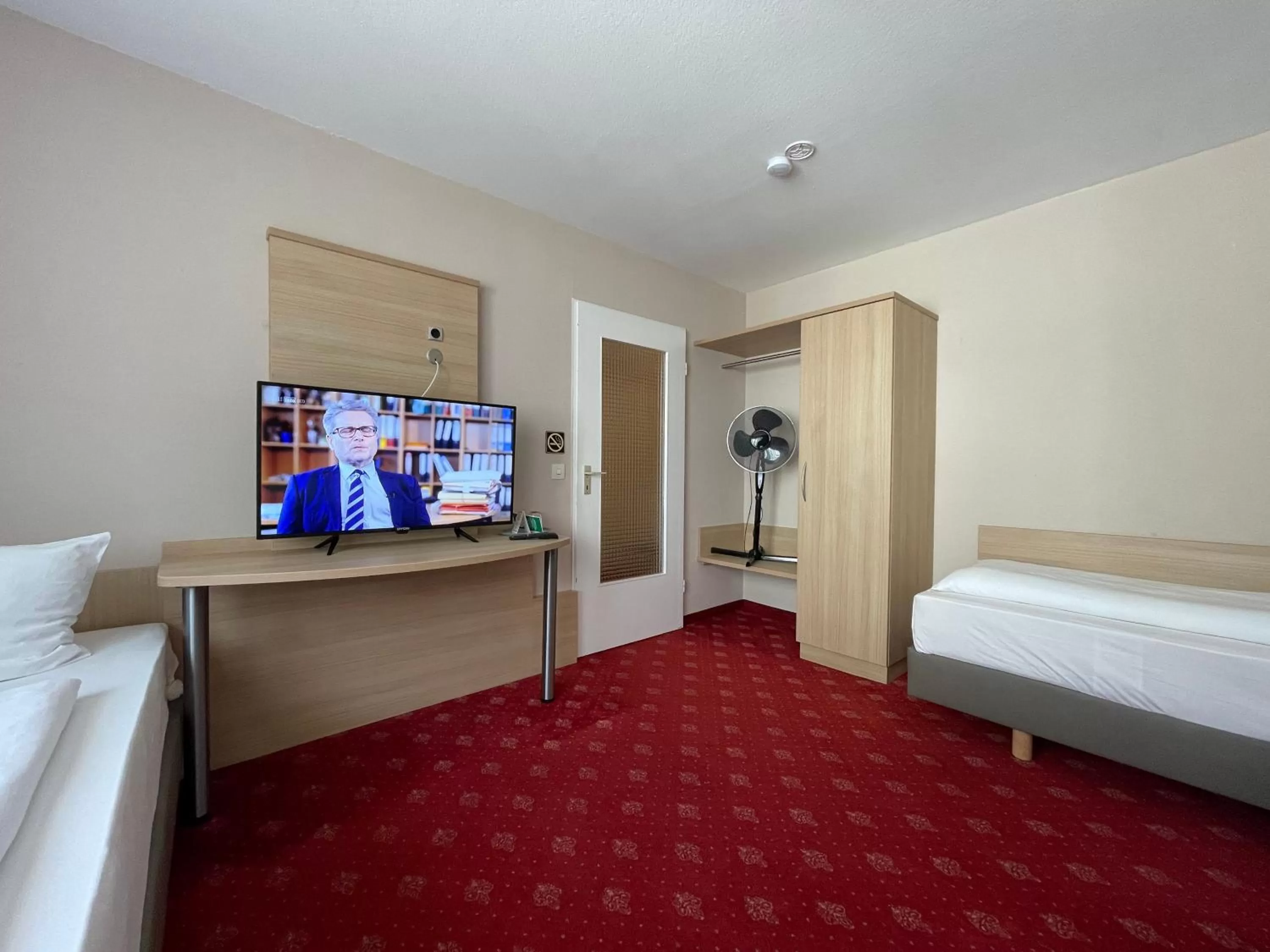TV and multimedia, Bed in Hafner Hotel- Apartment