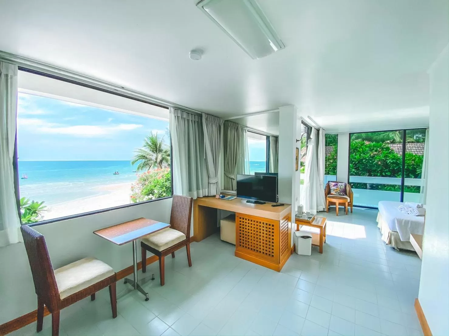 TV and multimedia in Nern Chalet Beachfront Hotel