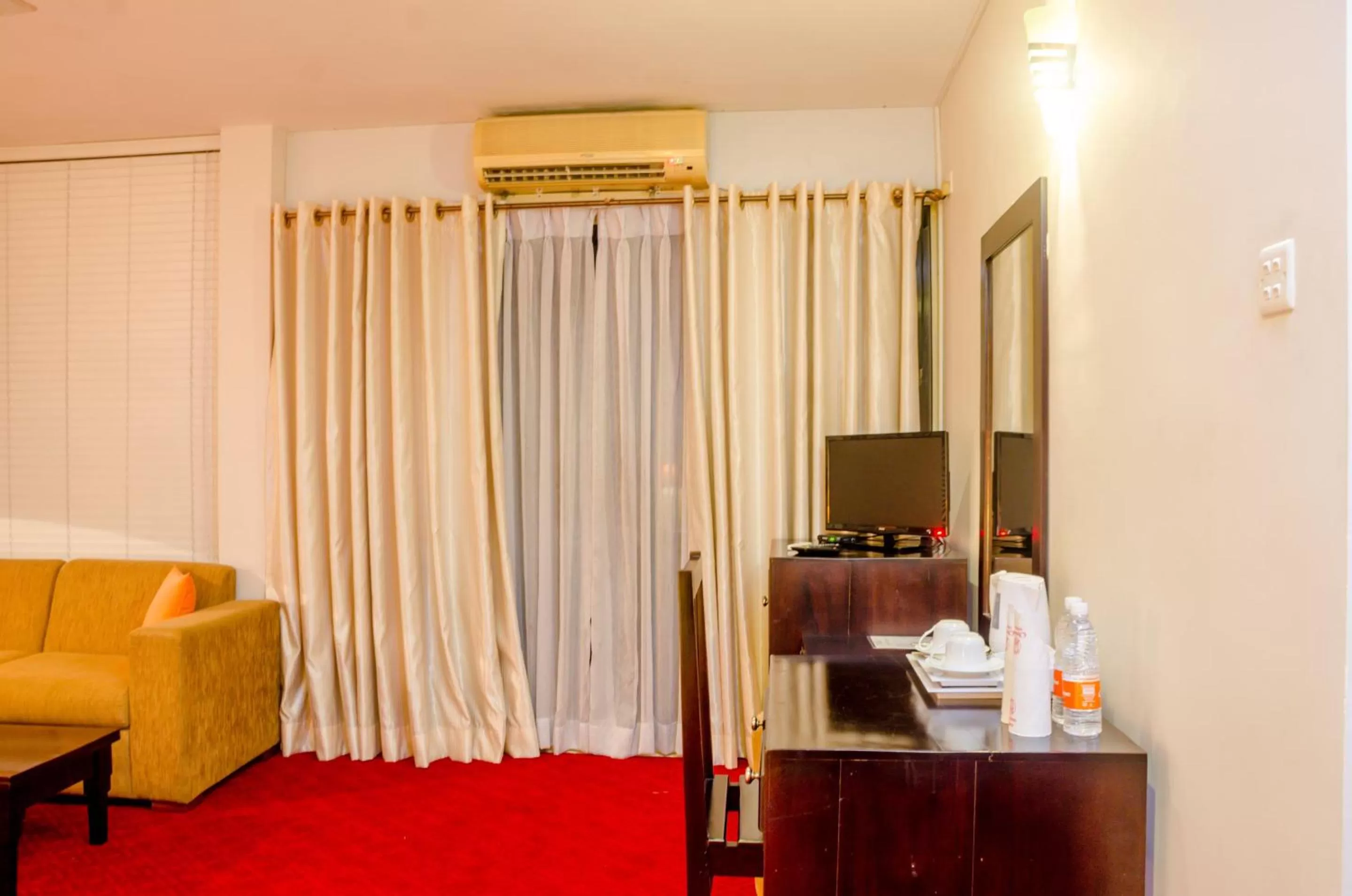 Bedroom, TV/Entertainment Center in Opulent River Face Hotel