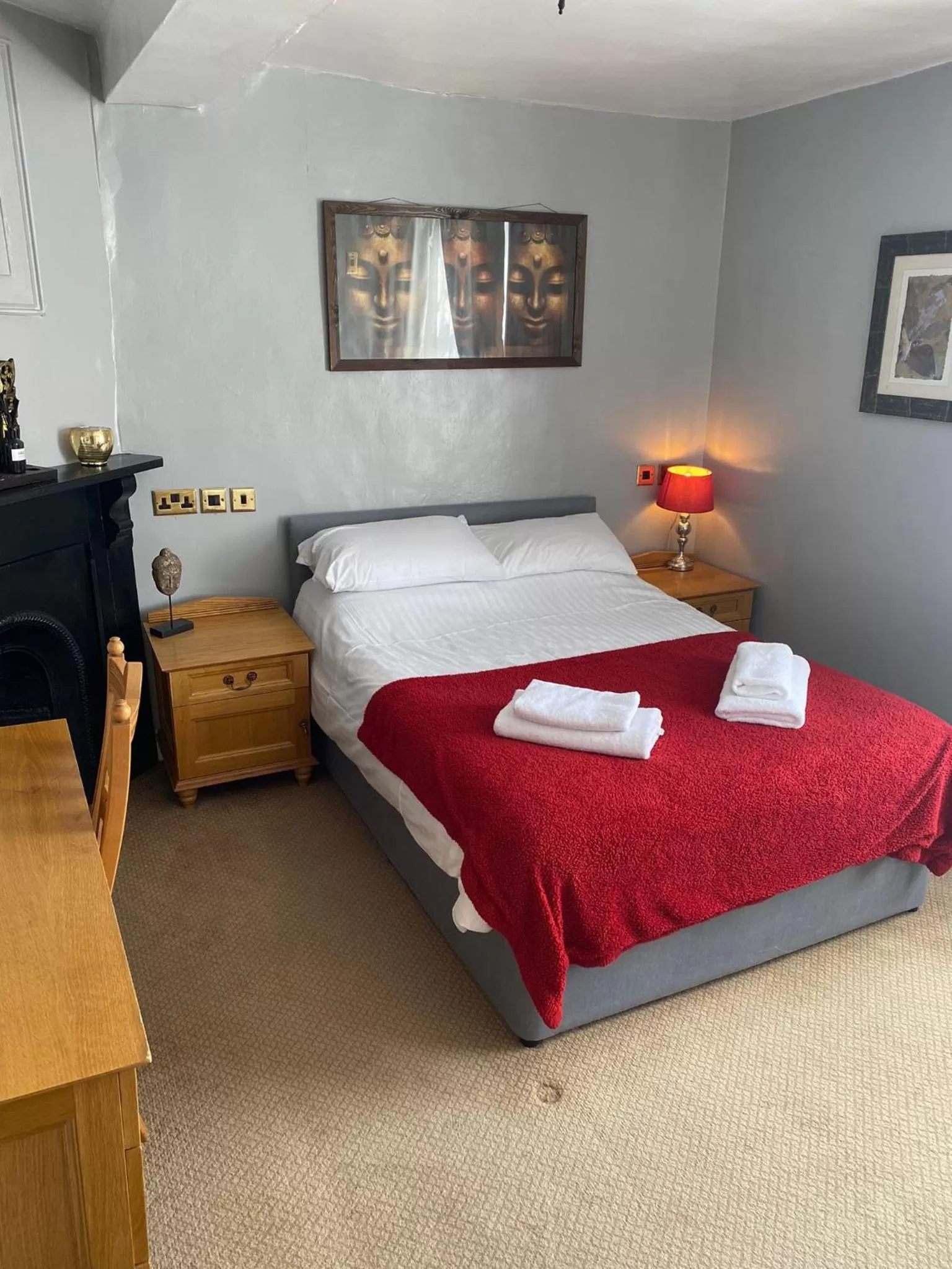 Bedroom, Bed in The Angel Inn Stourport