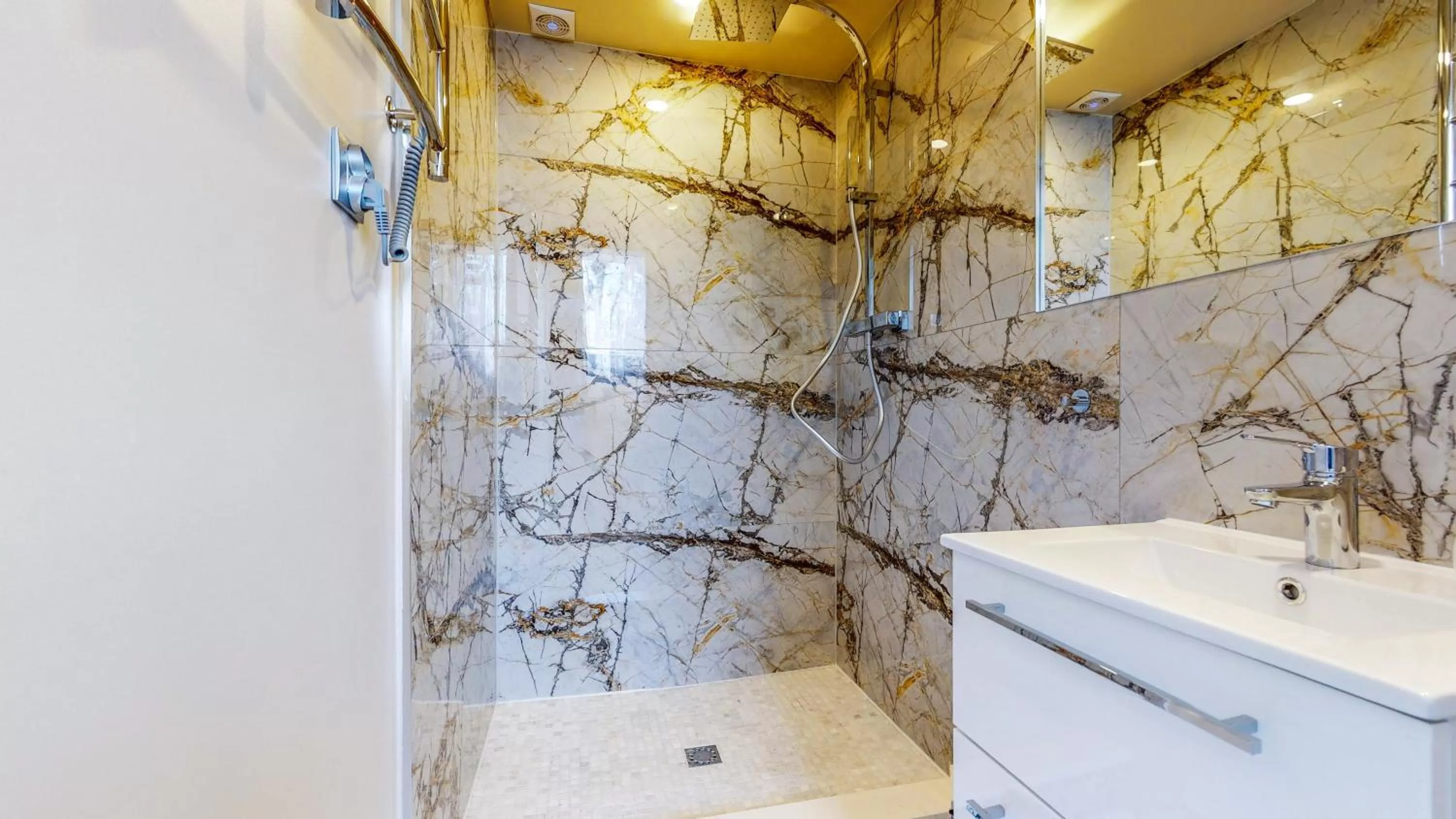 Shower in City Place Noclegi