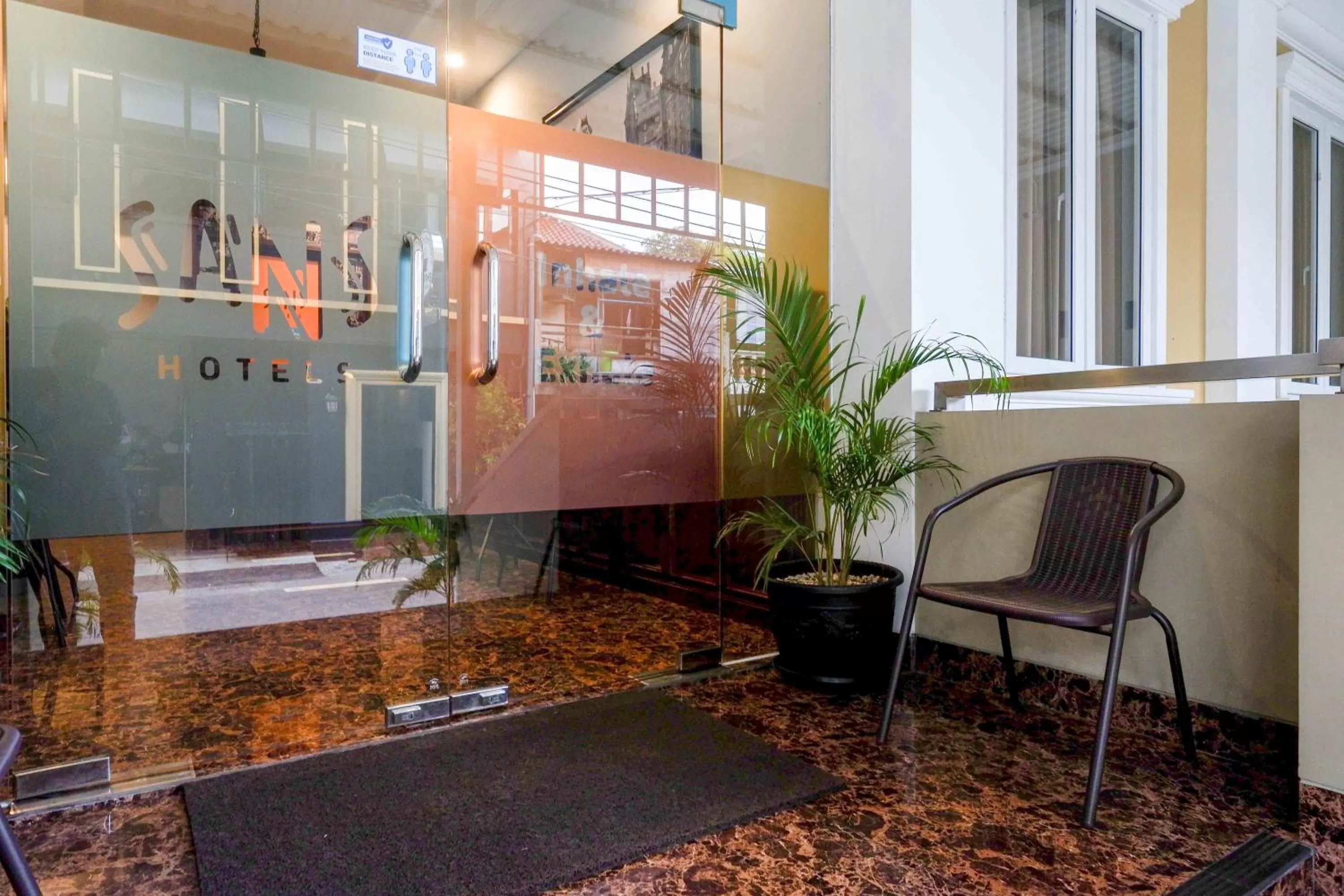 Lobby or reception in Sans Hotel Empress Simpang Lima