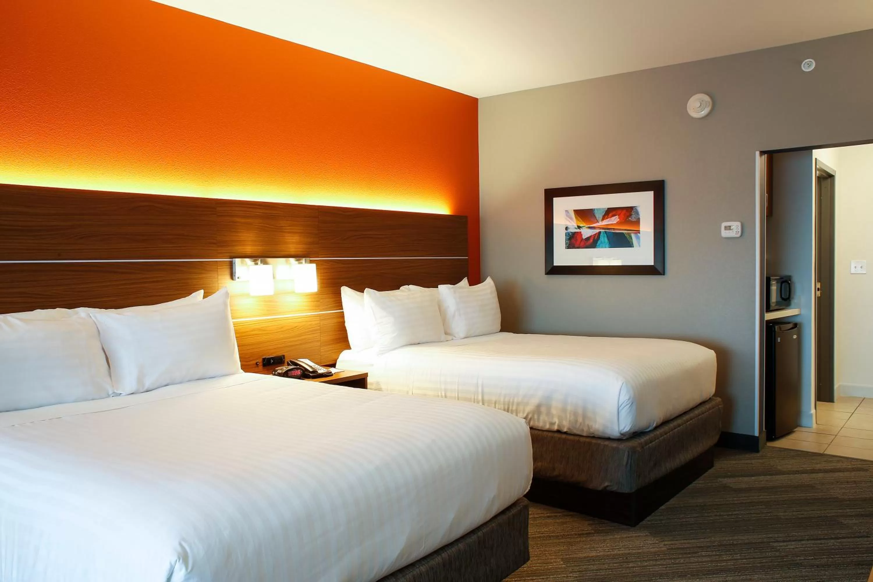 Photo of the whole room, Bed in Holiday Inn Express & Suites Downtown Louisville by IHG