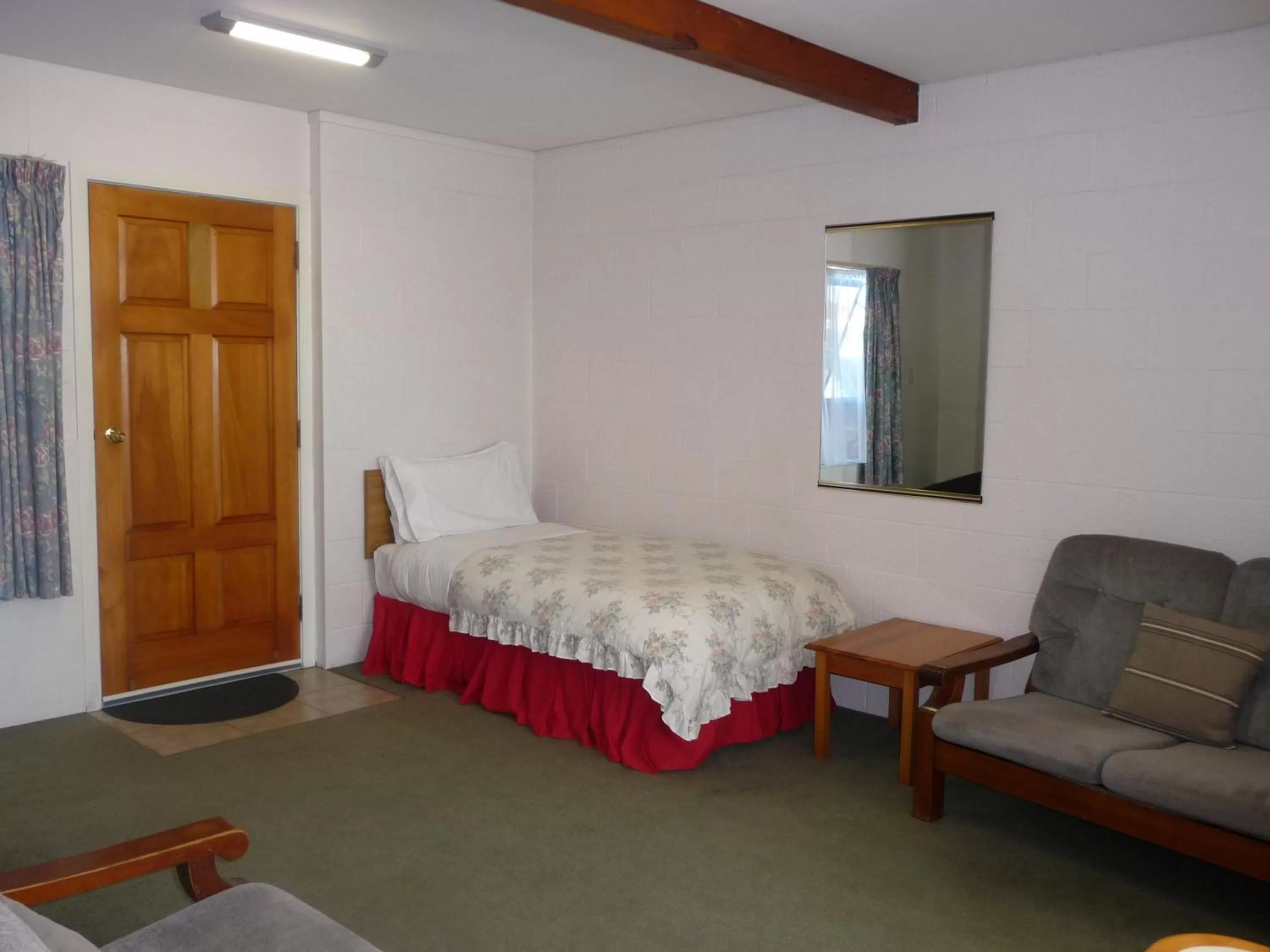 Bed in Coachman's Lodge Motel