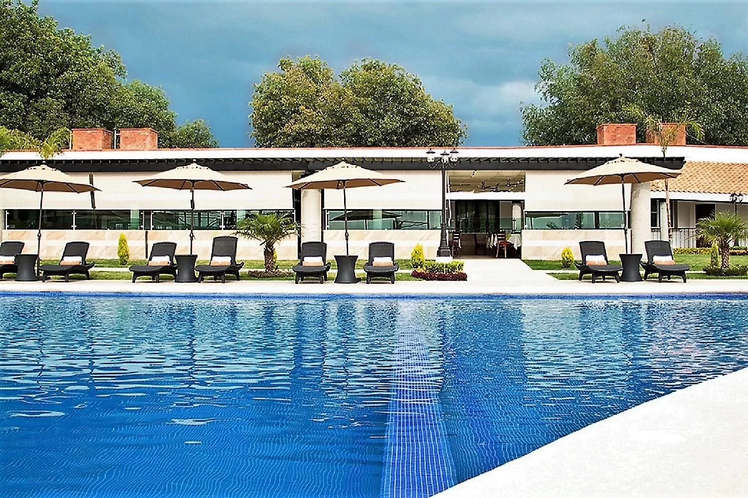 Swimming pool in Hotel Ecce Inn & Spa