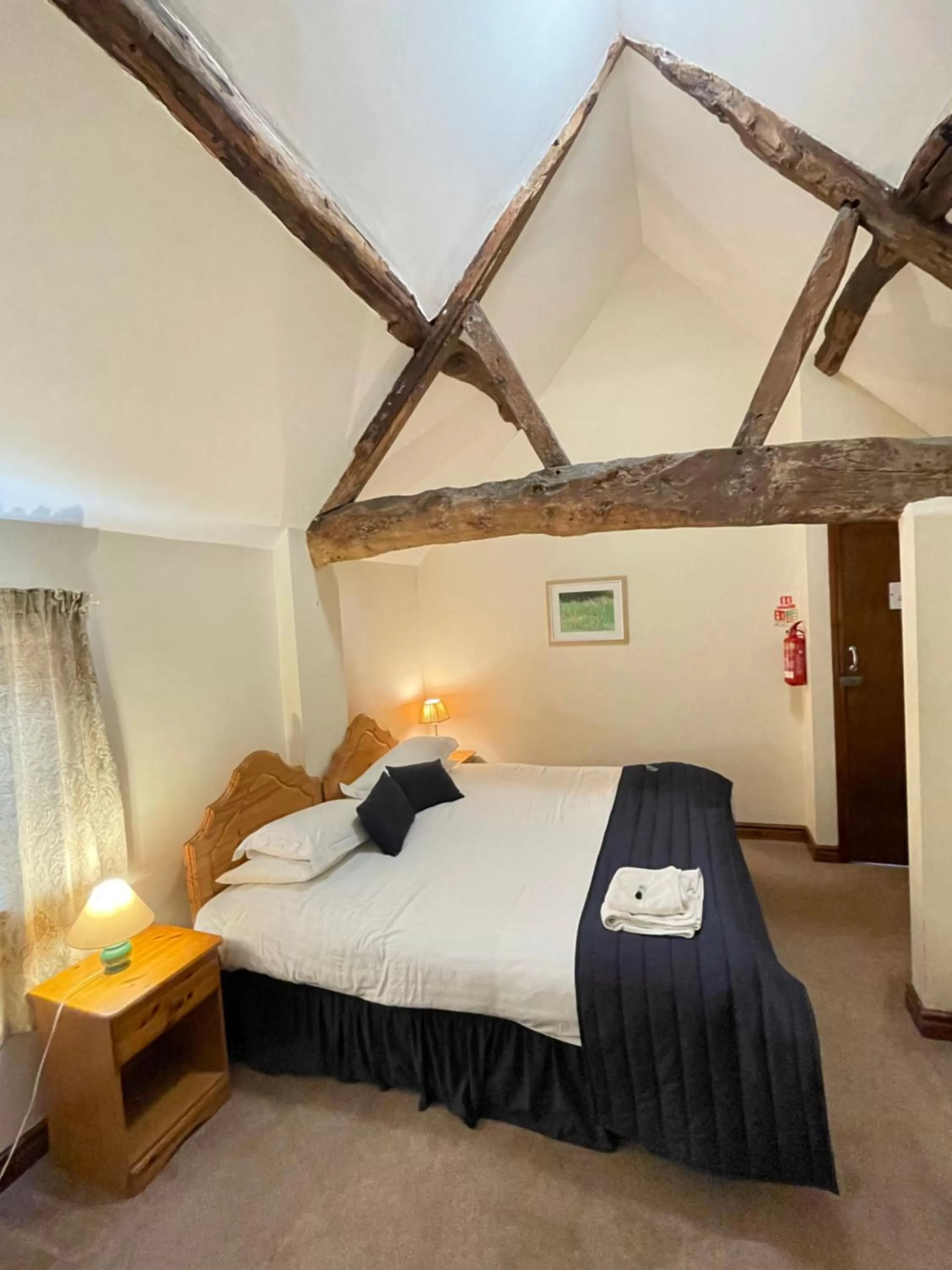 Bed in Halfway House Inn & Cottages