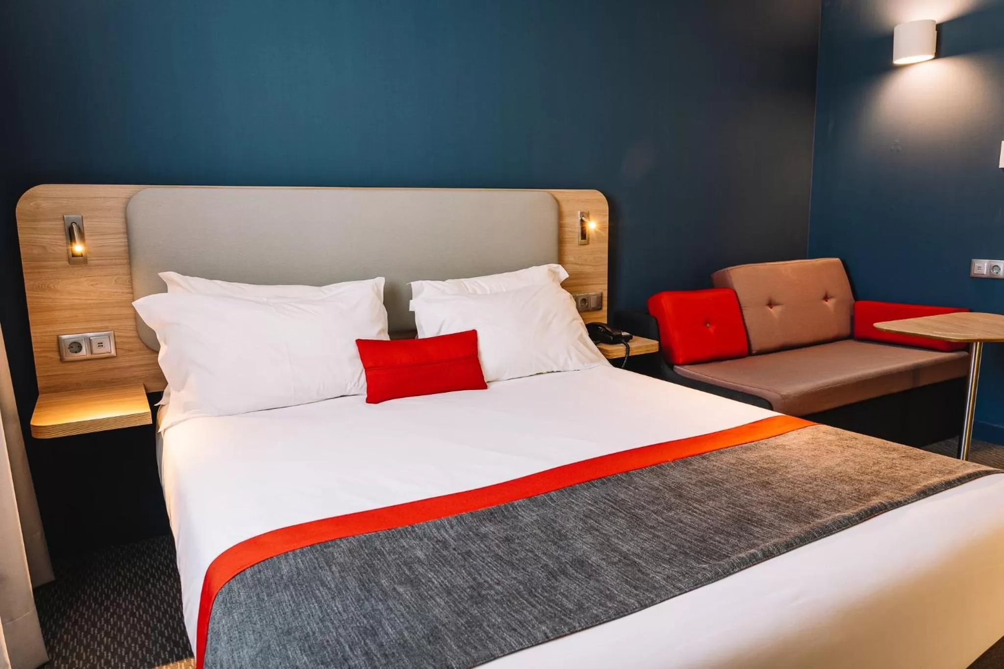 Photo of the whole room, Bed in Holiday Inn Express Porto City Centre by IHG