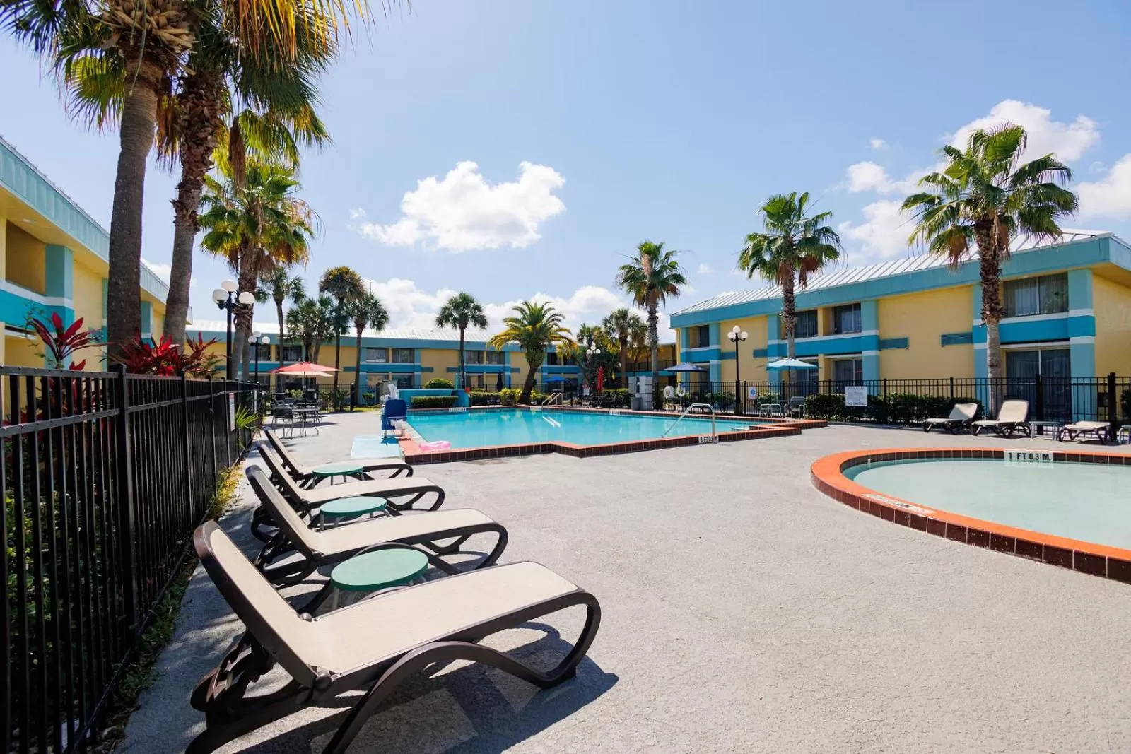 Swimming pool in Garnet Inn & Suites, Orlando