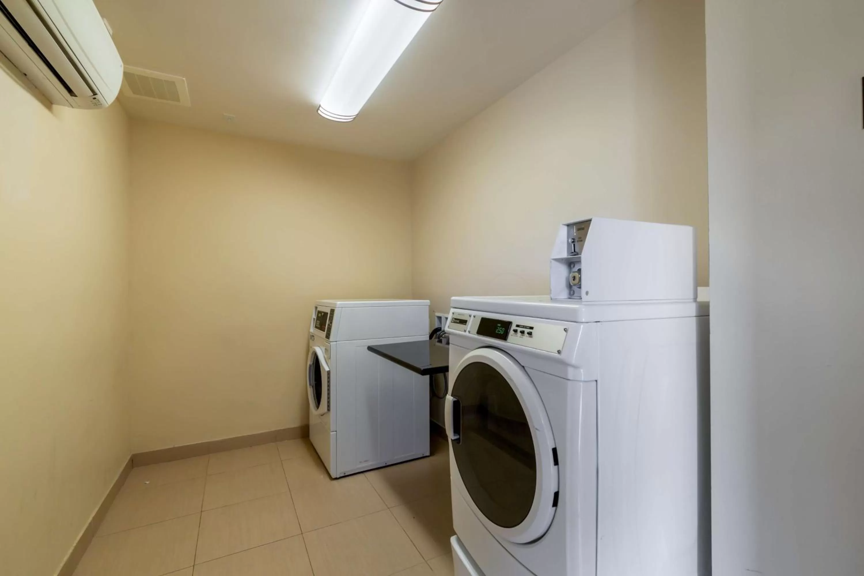 laundry in Best Western Plus Miami Airport North Hotel & Suites