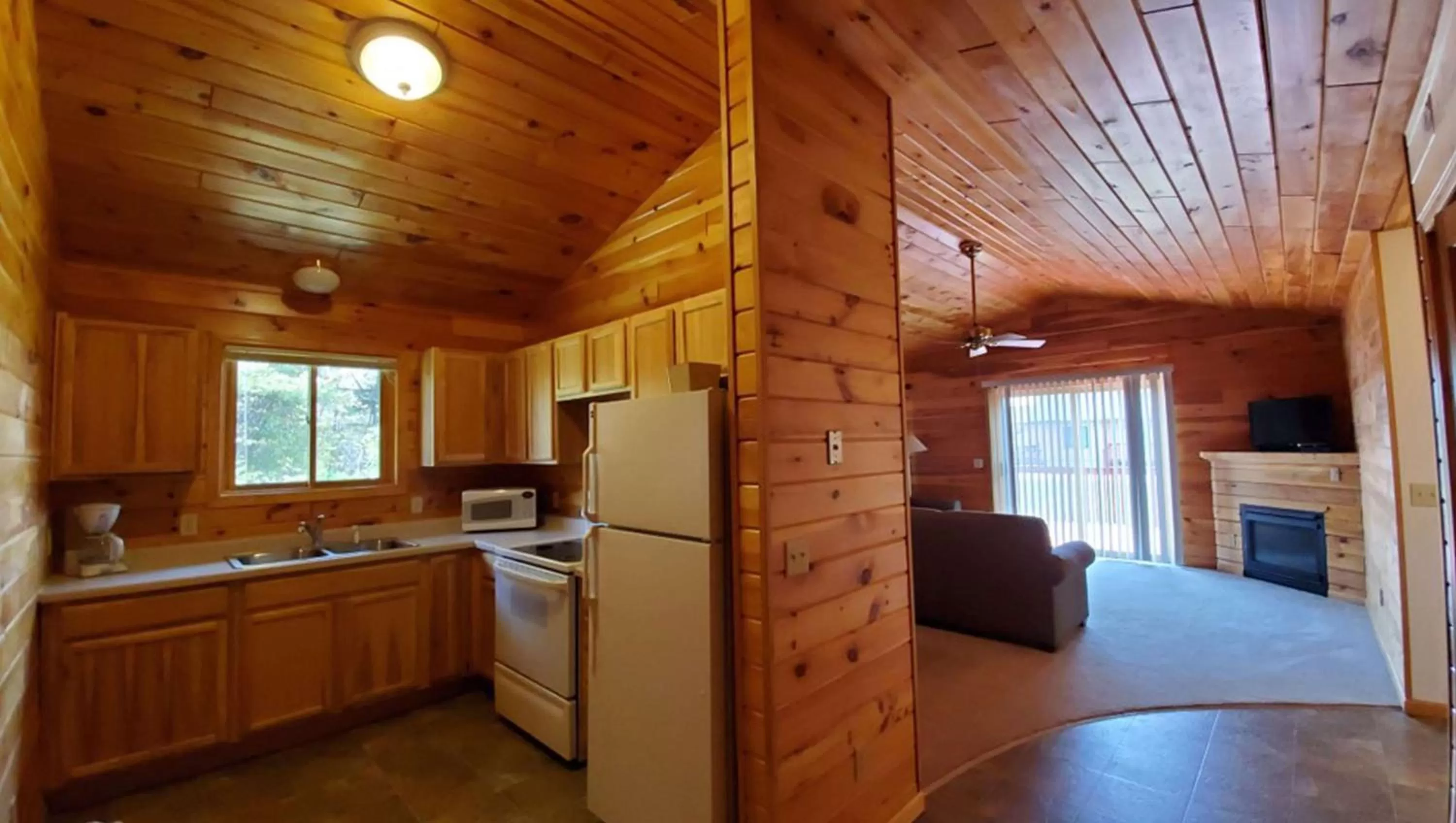 Photo of the whole room in Jasper Ridge Inn Ishpeming