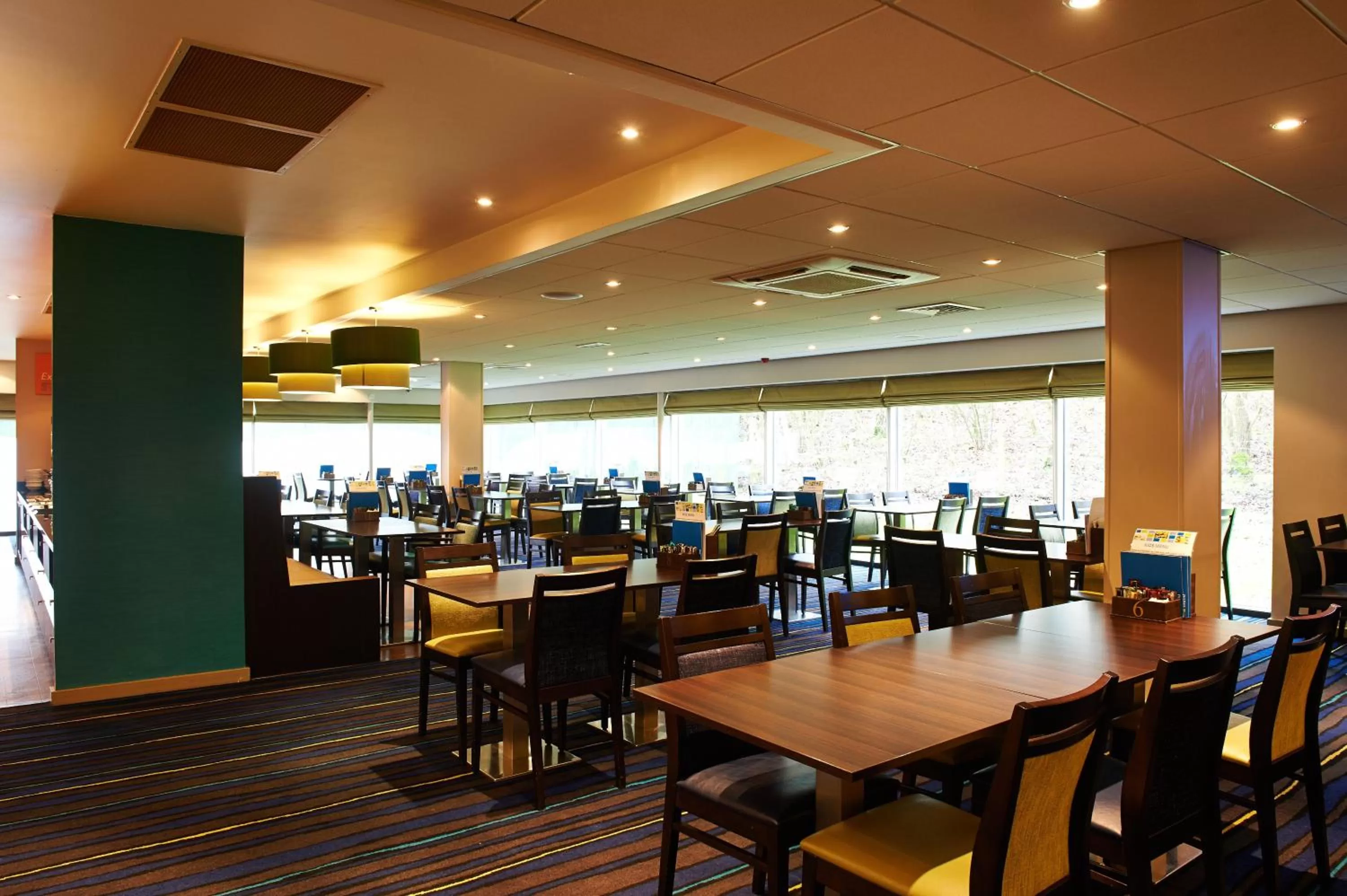 Restaurant/places to eat in Holiday Inn Express Manchester Airport by IHG