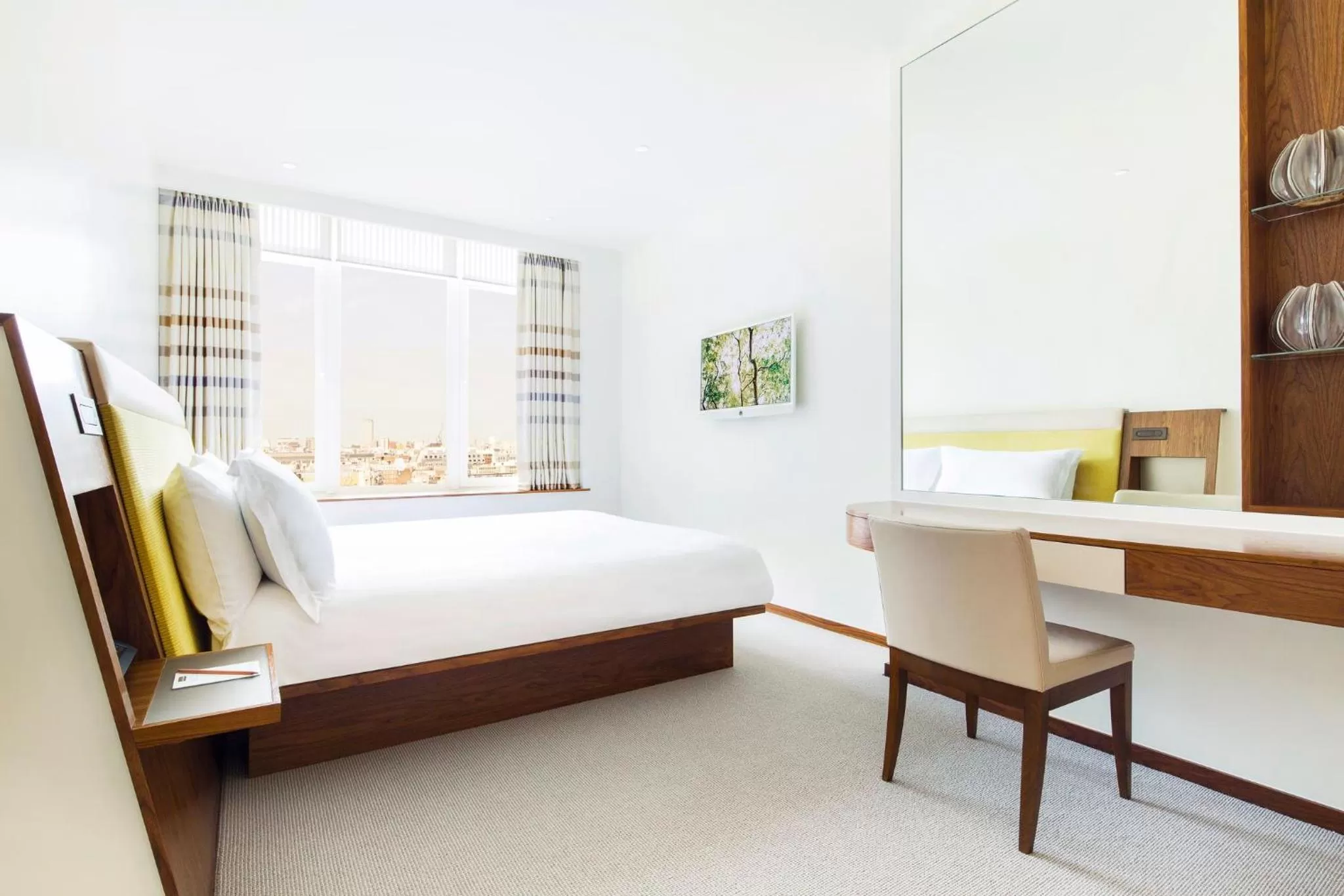 Photo of the whole room, Bed in COMO Metropolitan London