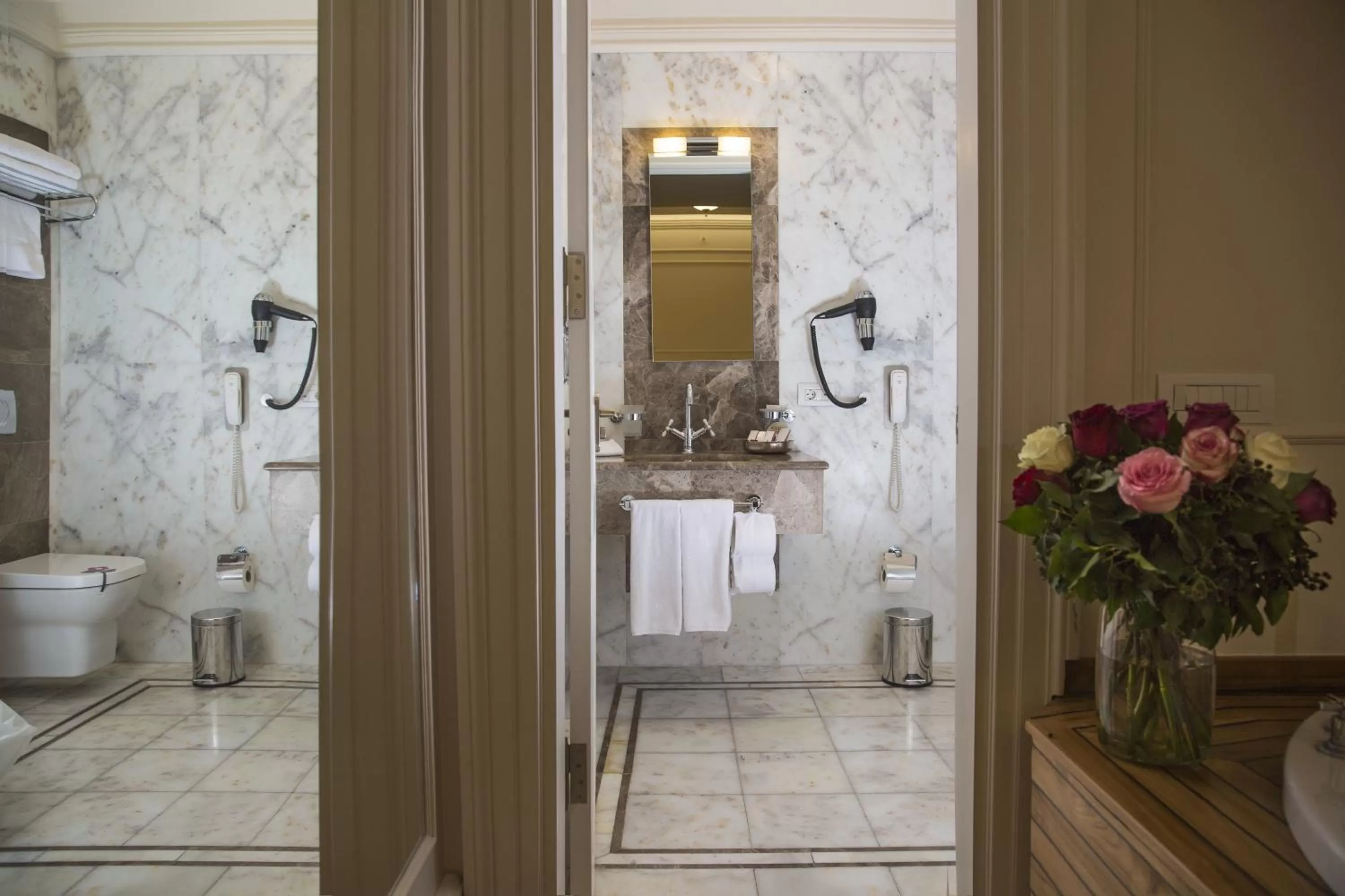 Shower in Corinne Art & Boutique Hotel