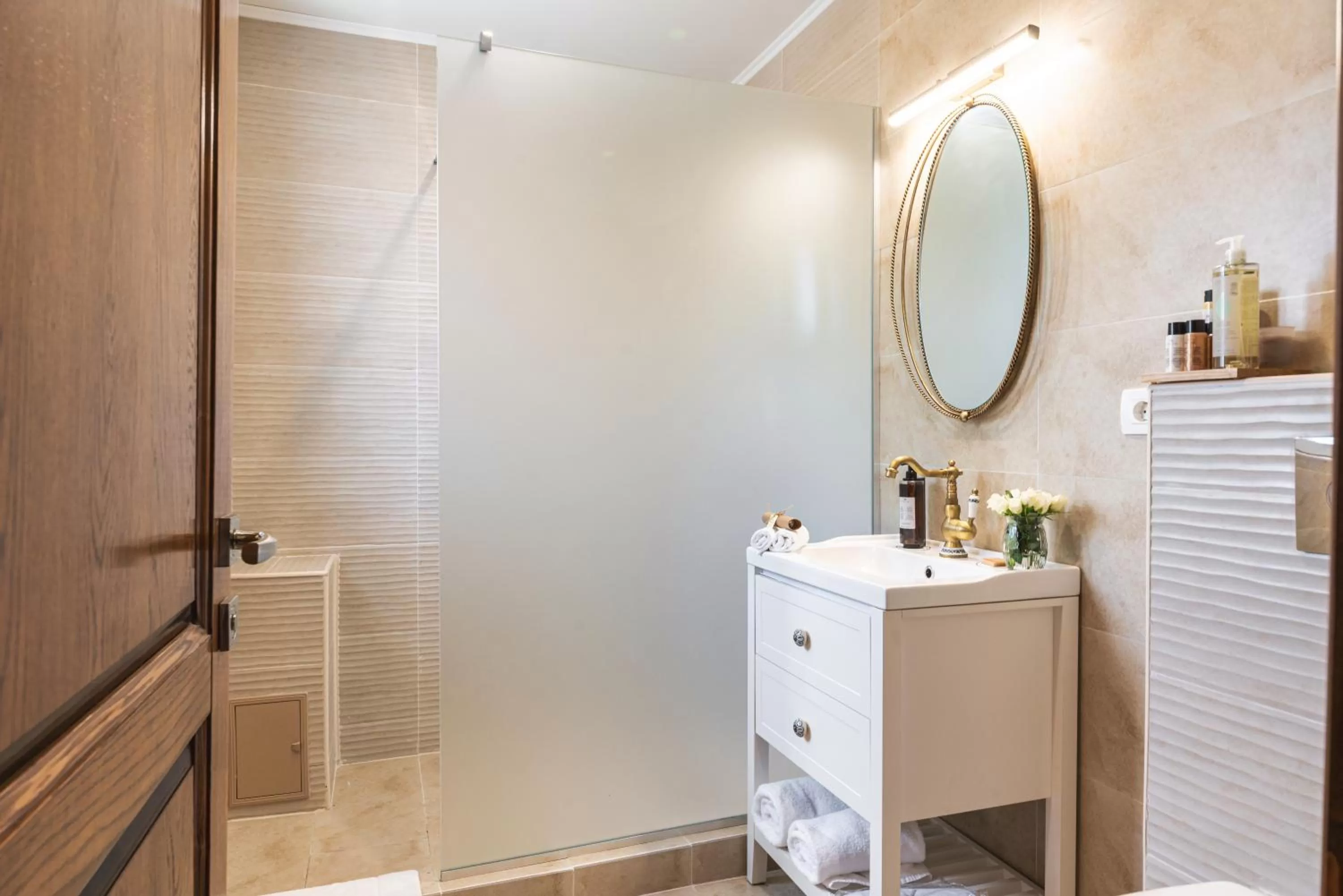 Bathroom in Nikolas Haus Premium Historic Center Stay & Free Parking