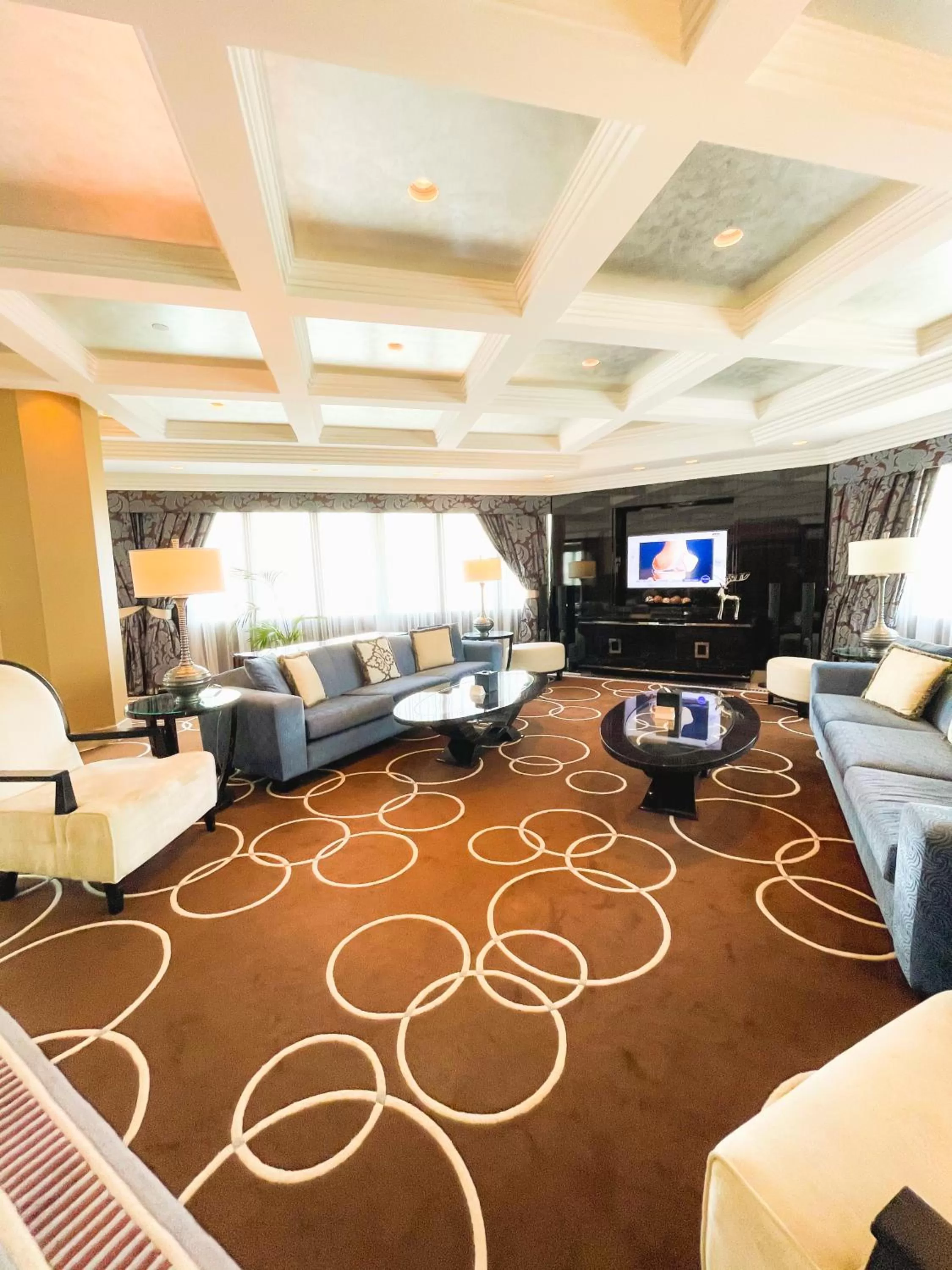 Living room in Mövenpick Grand Al Bustan